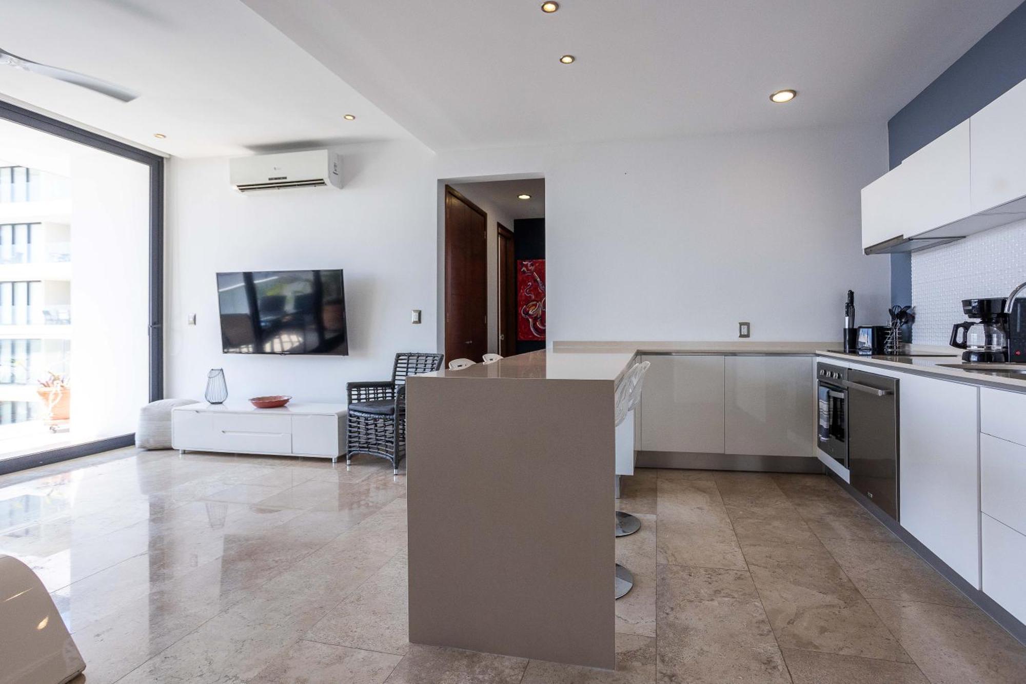 Beautiful 2bd 2bth, Ocean Views Apartment