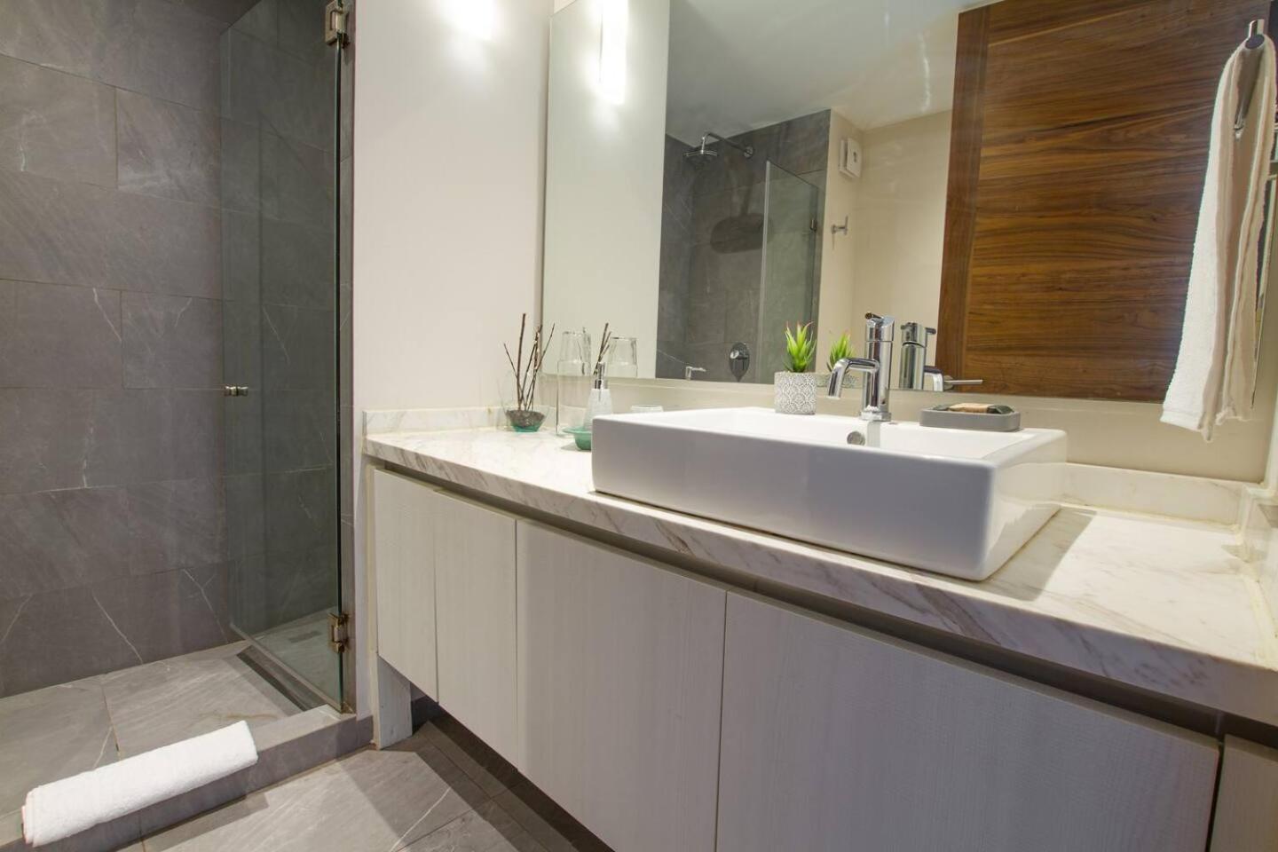 Estupenda Con Cama King 100mb Y Refri * Playa del Carmen