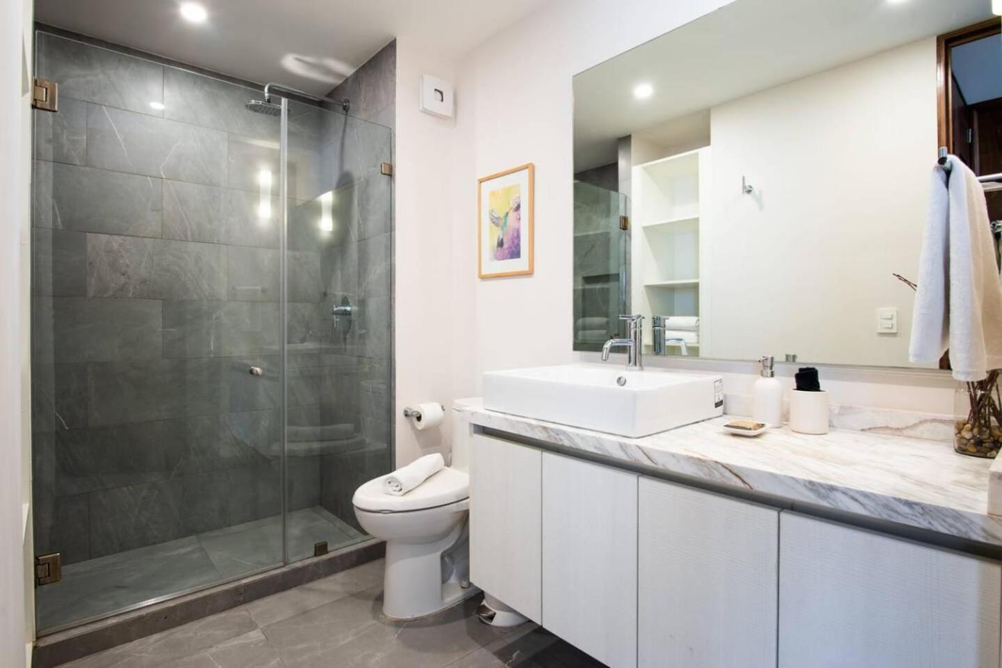 Apartment Luxury Condo, 1br 1ba, 200mb, Gym Sauna Cinema