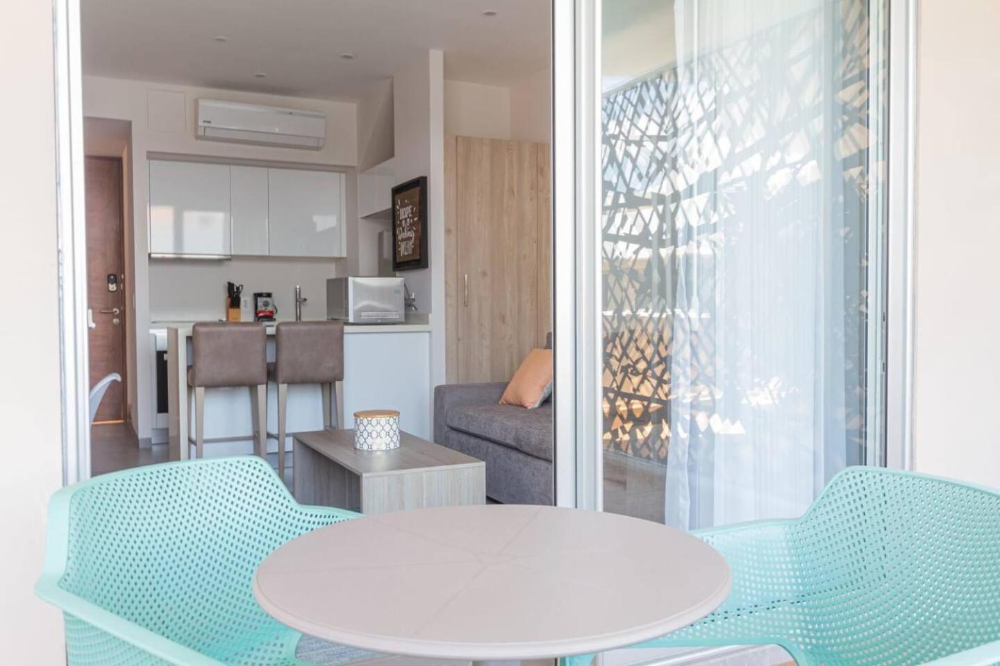 Beautiful And Centric 1br Ph Private Pool Sauna Apartment *