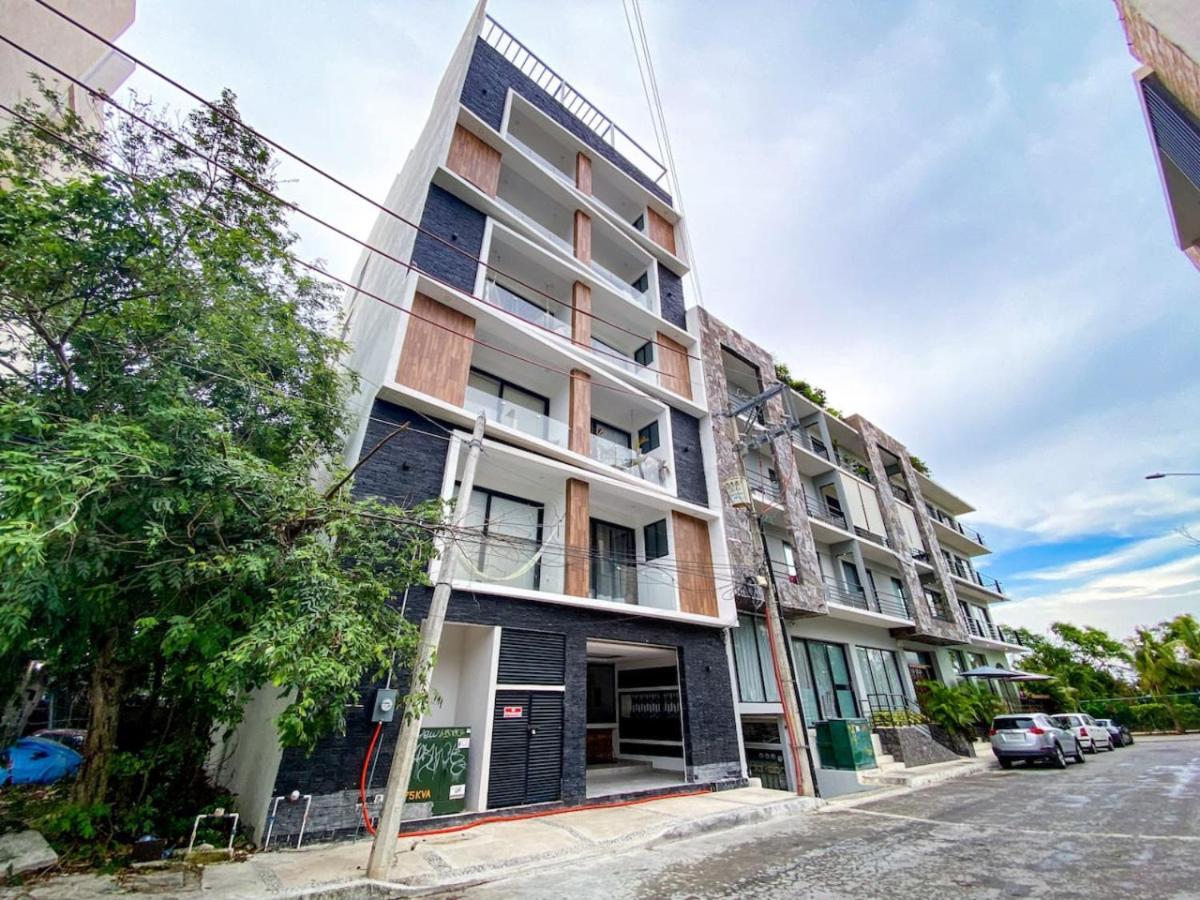 Shiny On 5th Ave With Pool And Gym Steps To Apartment Playa del Carmen