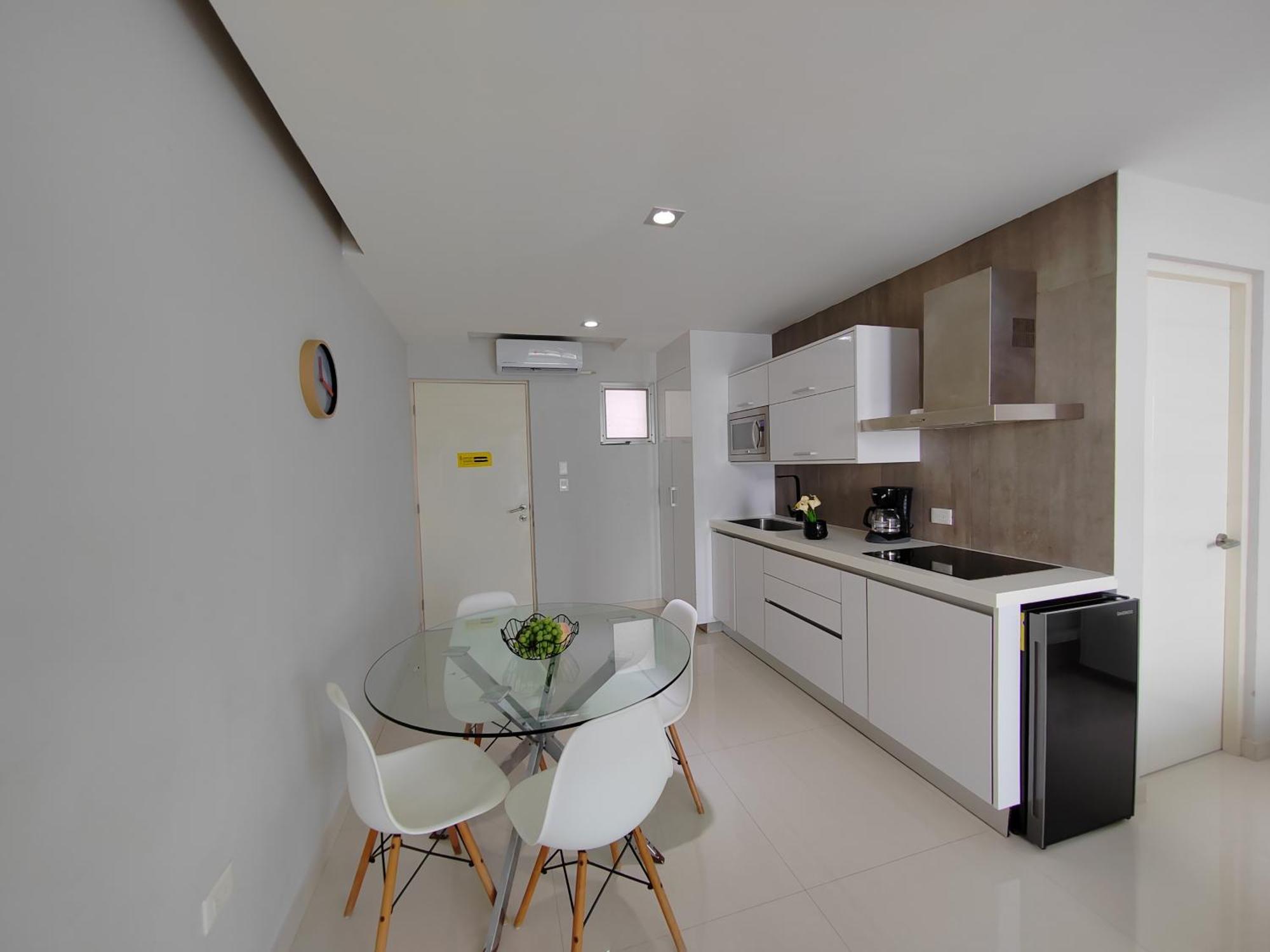 Centrally Located Steps Away From 5th Avenue And The Beach! By.yeah