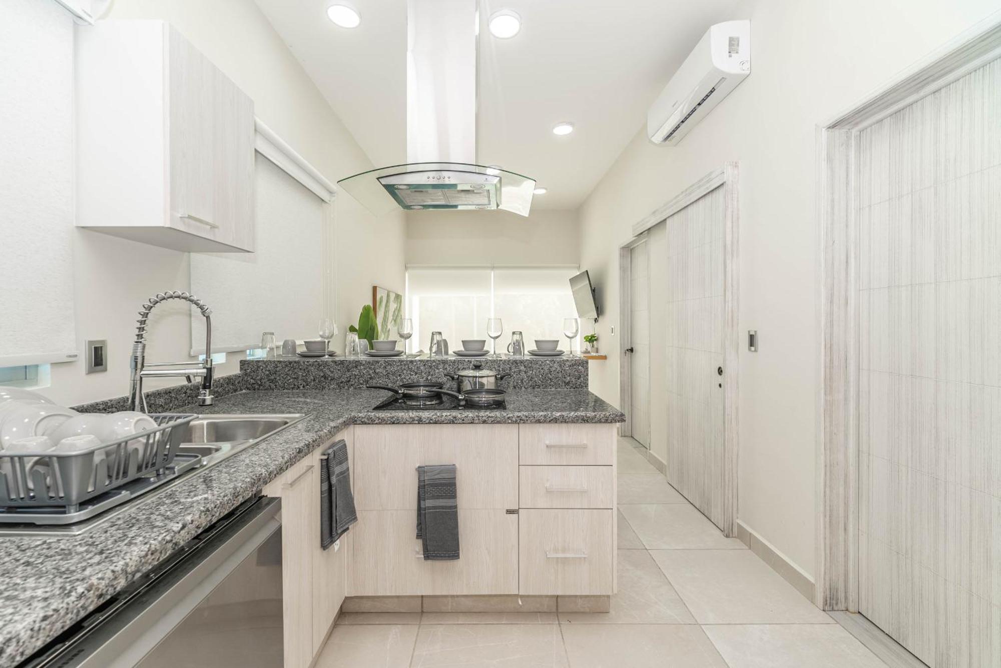 2 Bd With Balcony, Rooftop Pool, Hot Tub, Gym * Playa del Carmen