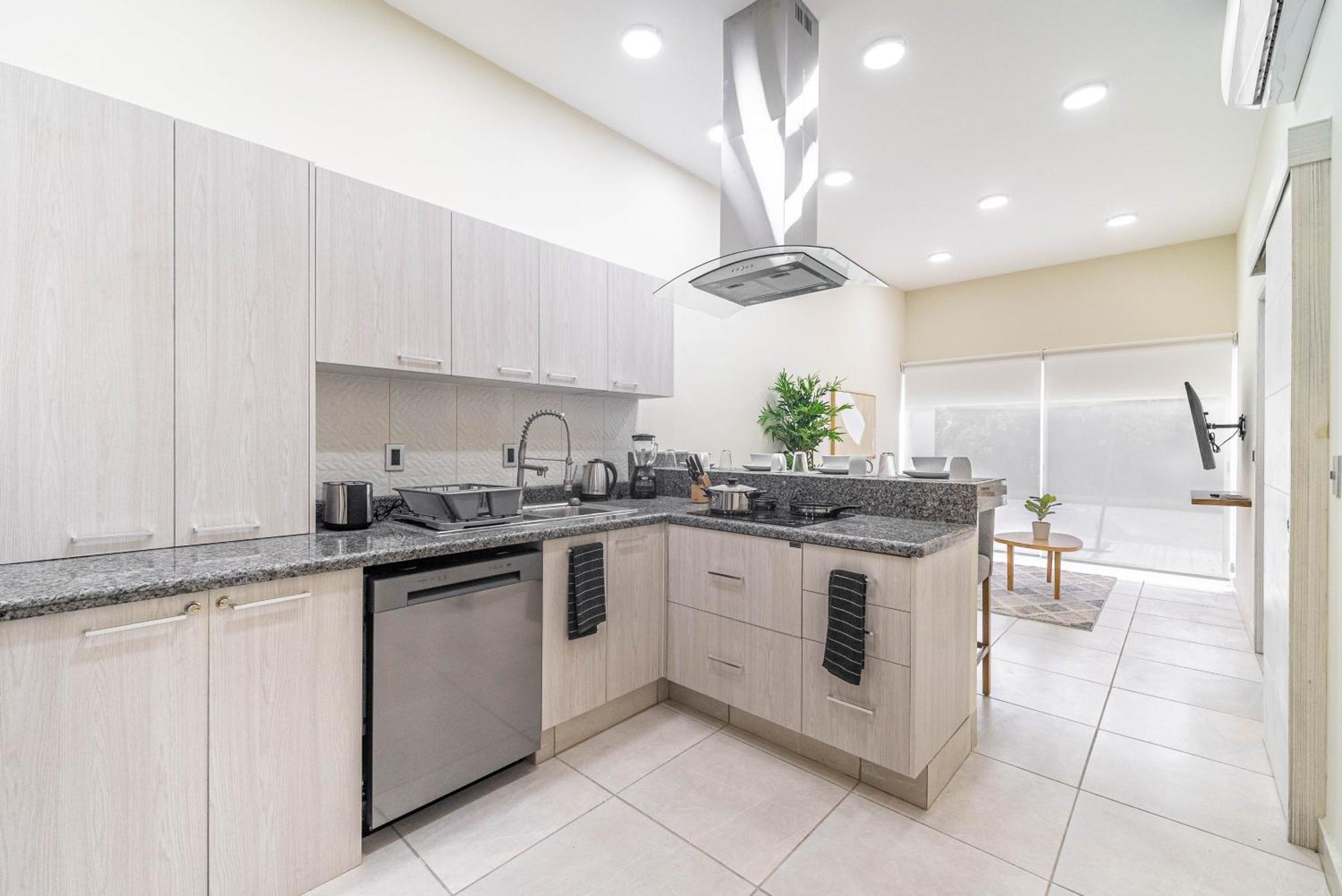 2 Bd With Balcony, Gym, Rooftop Pool, Hot Tub Holiday home