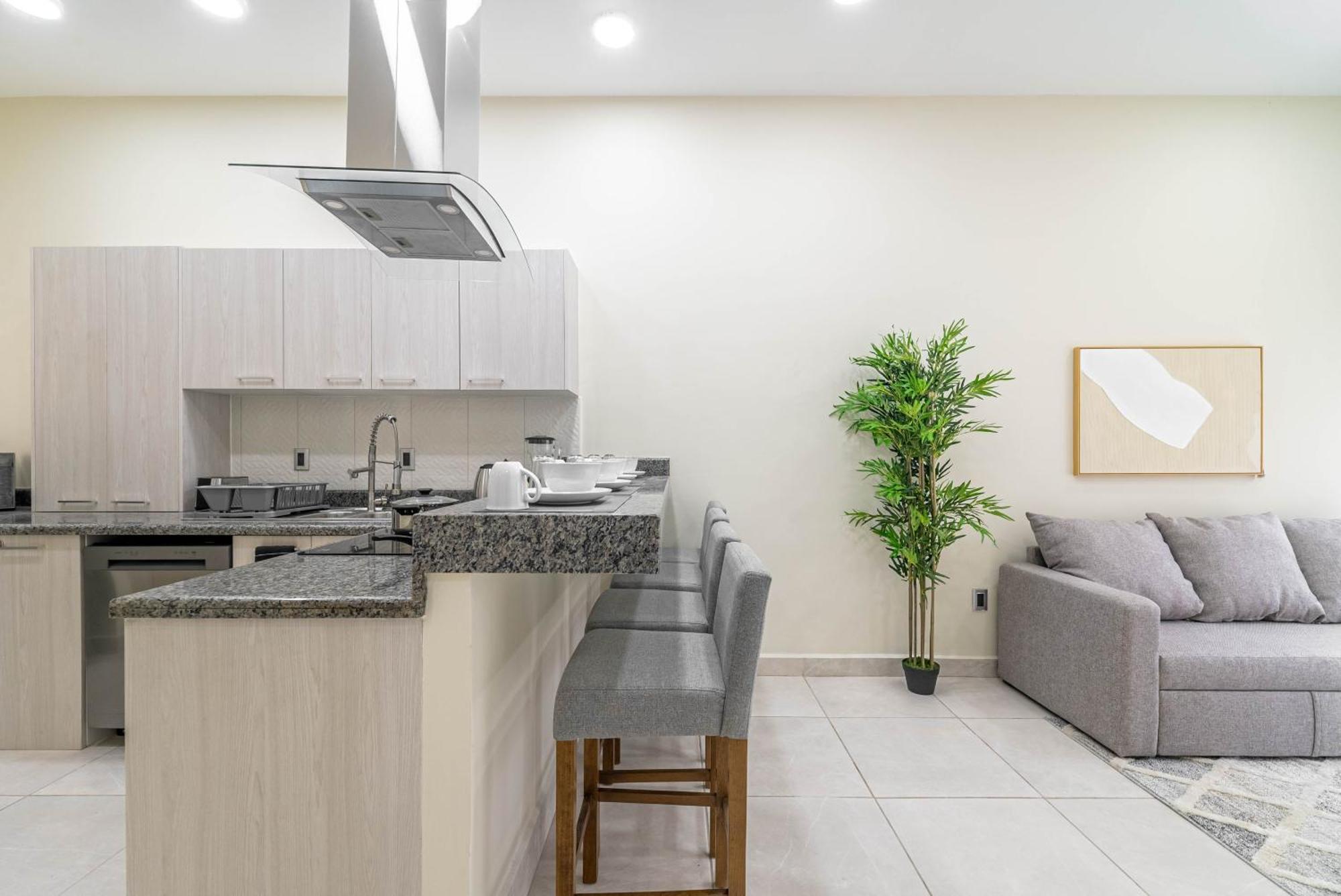 2 Bd With Balcony, Gym, Rooftop Pool, Hot Tub Holiday home *