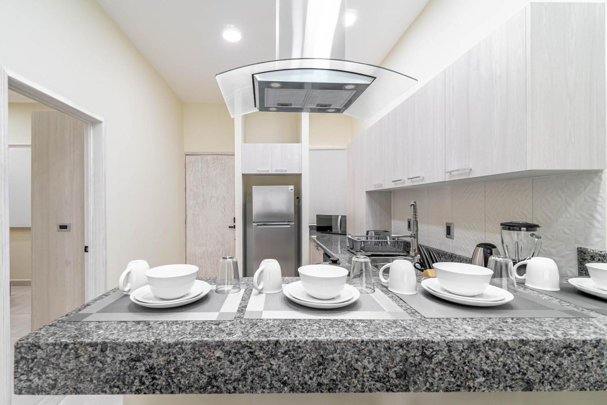 2 Bd With Balcony, Gym, Rooftop Pool, Hot Tub Holiday home *