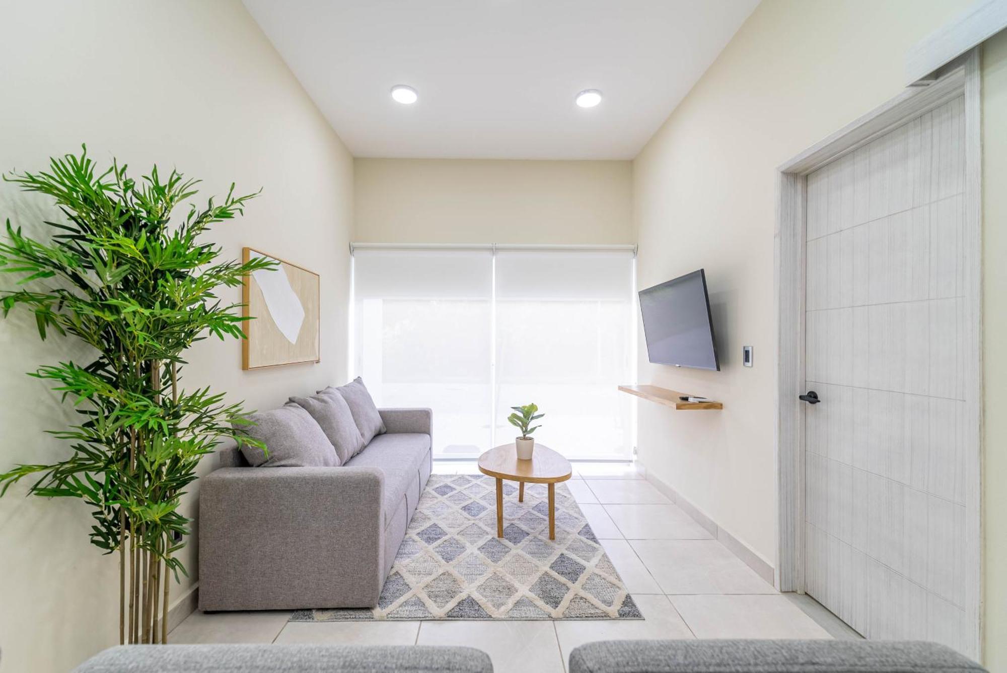 2 Bd With Balcony, Gym, Rooftop Pool, Hot Tub Holiday home *