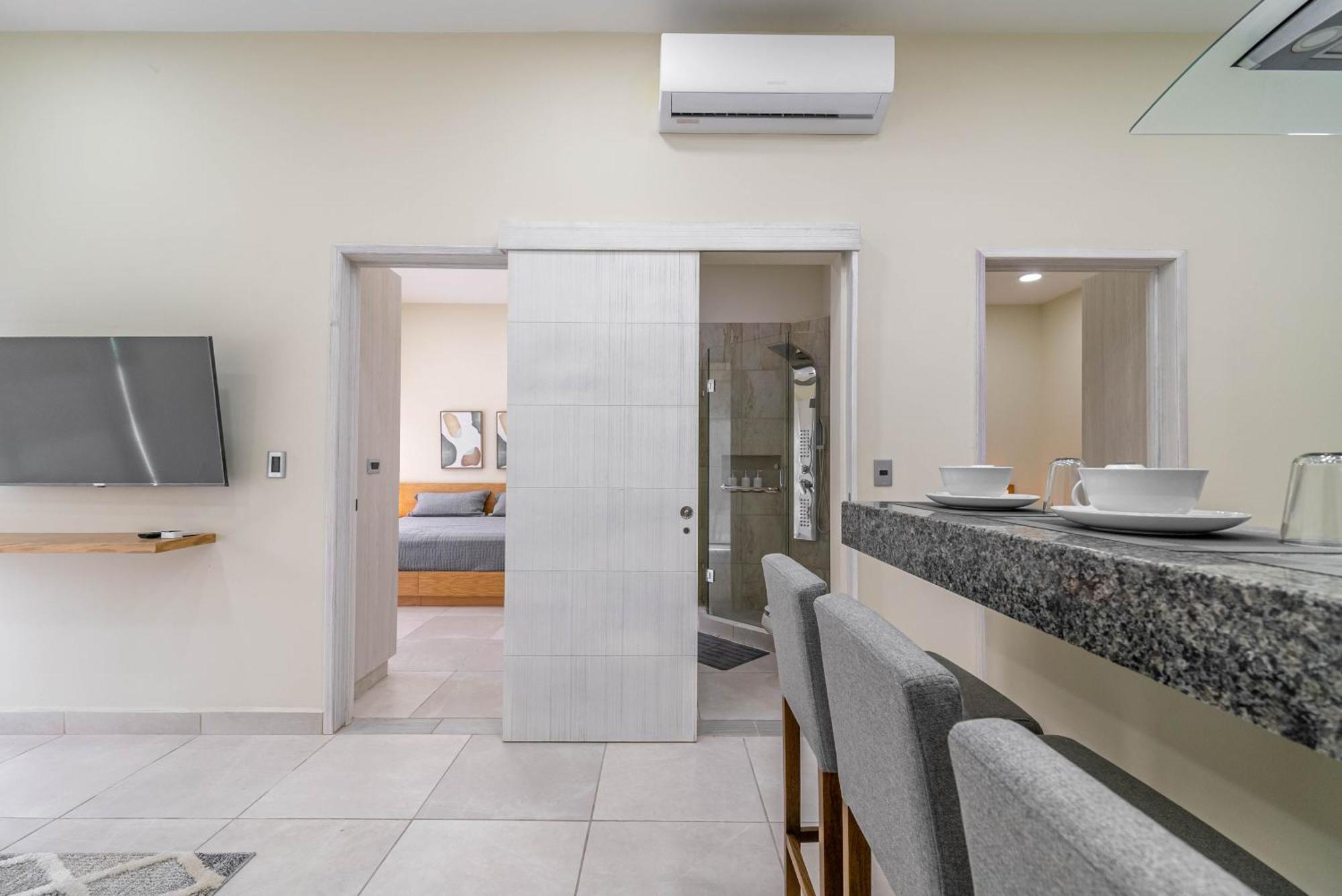 2 Bd With Balcony, Gym, Rooftop Pool, Hot Tub Holiday home