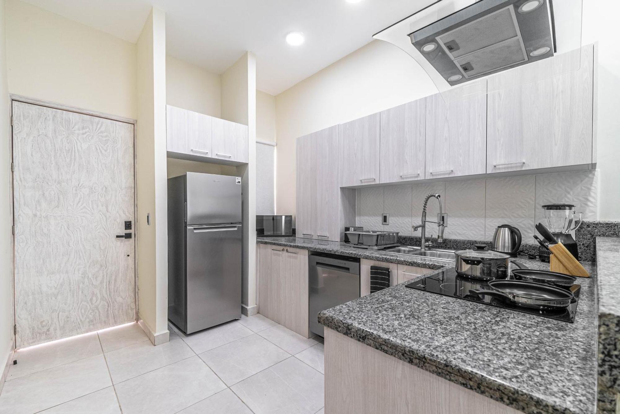 2 Bd With Balcony, Gym, Rooftop Pool, Hot Tub Holiday home