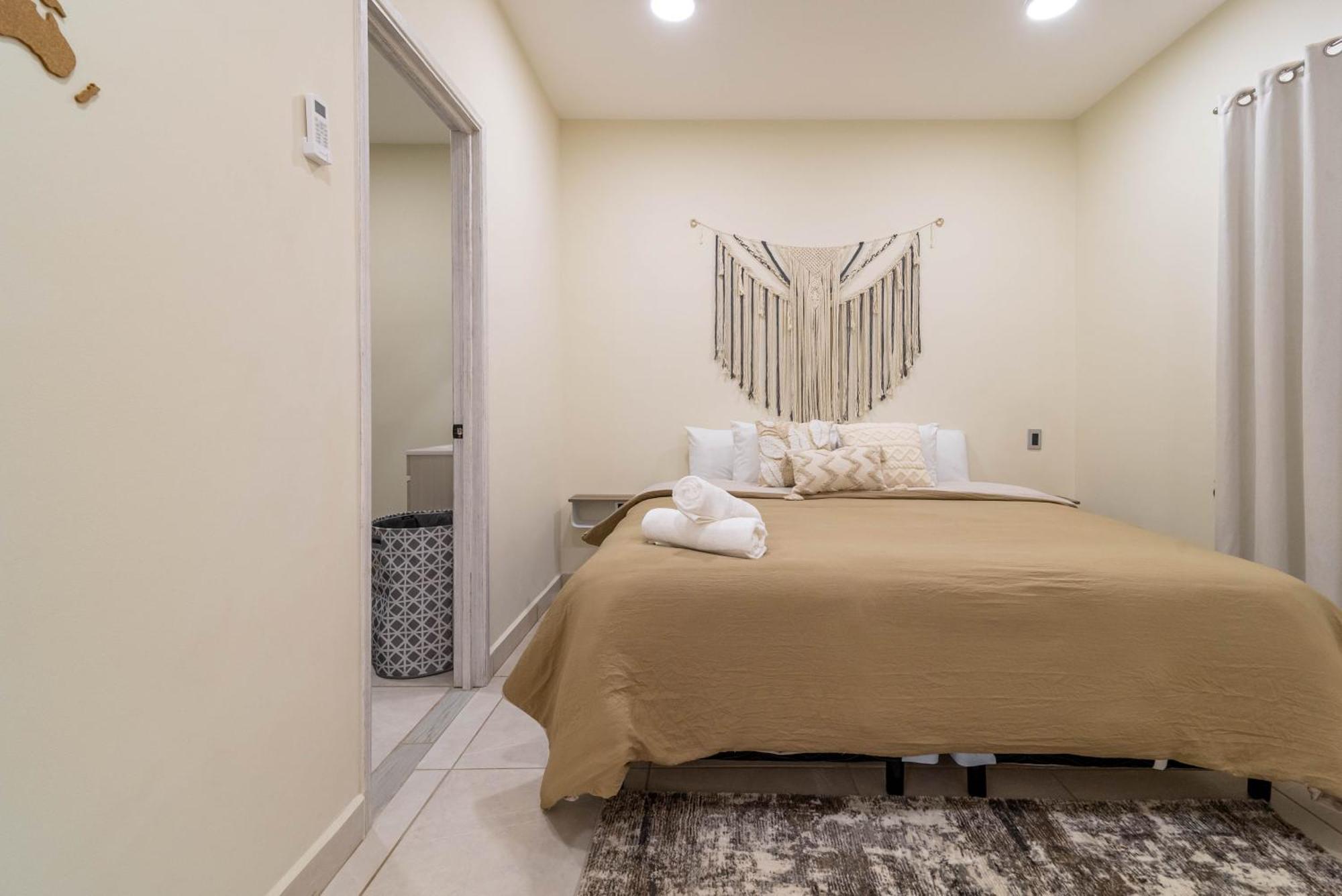 3 Bd With Balcony, Gym, Rooftop Pool, Hot Tub *