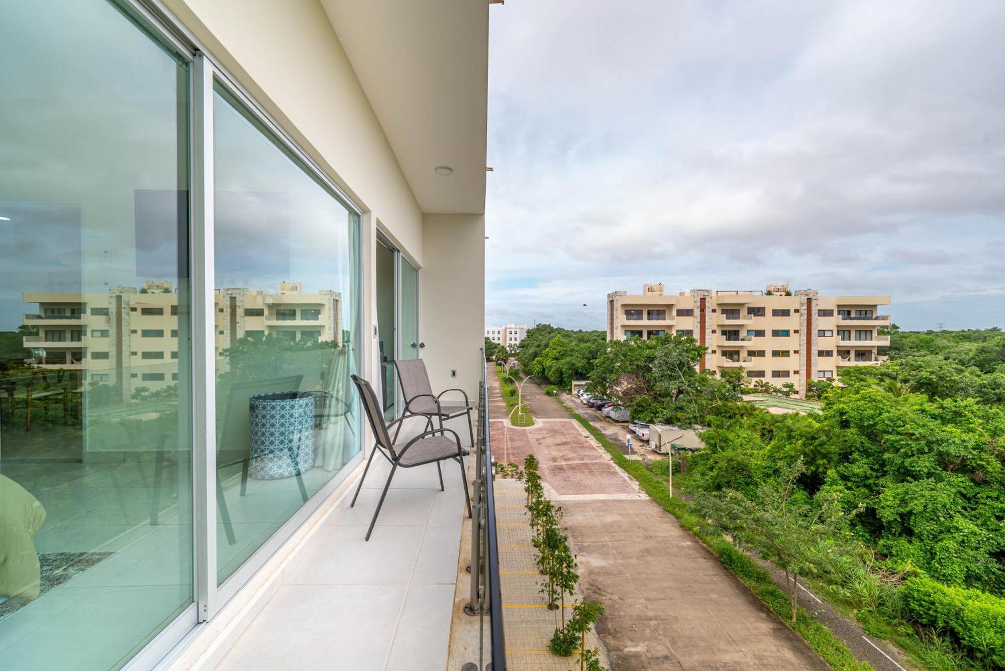 3 Bd With Balcony, Gym, Rooftop Pool, Hot Tub *