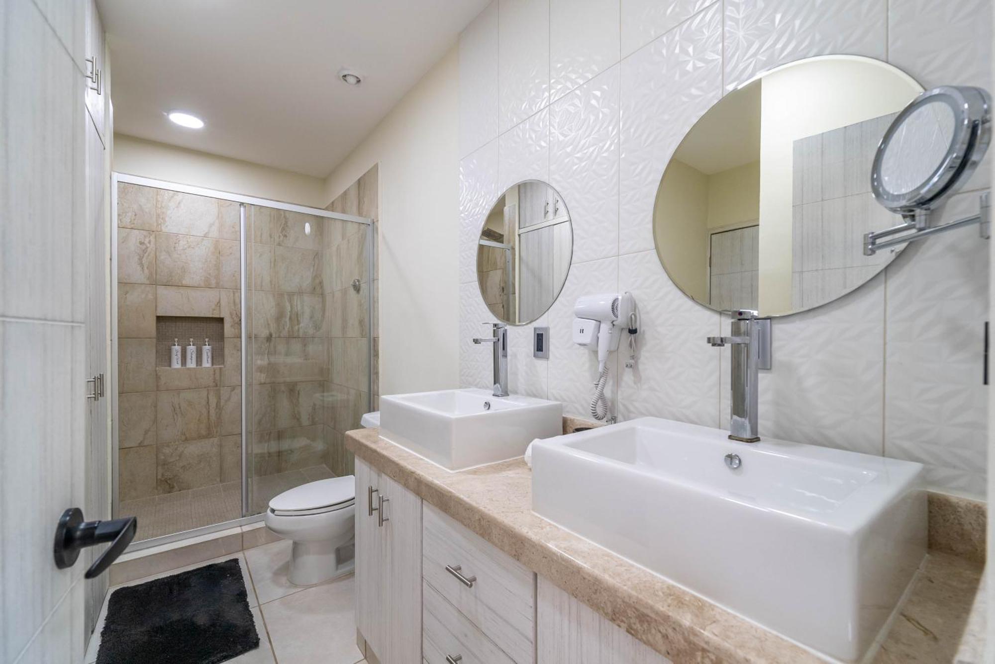 Holiday home 3 Bd With Balcony, Gym, Rooftop Pool, Hot Tub