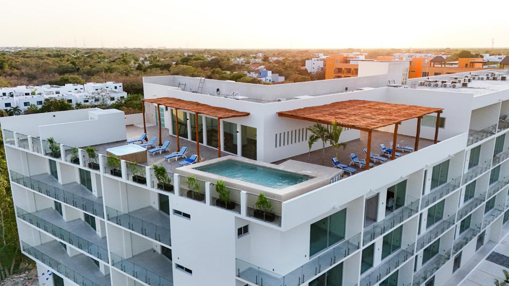3 Bd With Balcony, Gym, Rooftop Pool, Hot Tub *