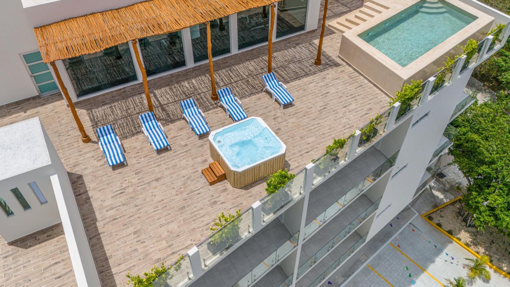 3 Bd With Balcony, Gym, Rooftop Pool, Hot Tub