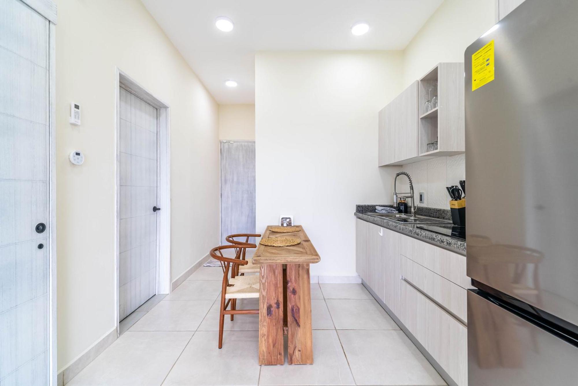 3 Bd With Balcony, Gym, Rooftop Pool, Hot Tub