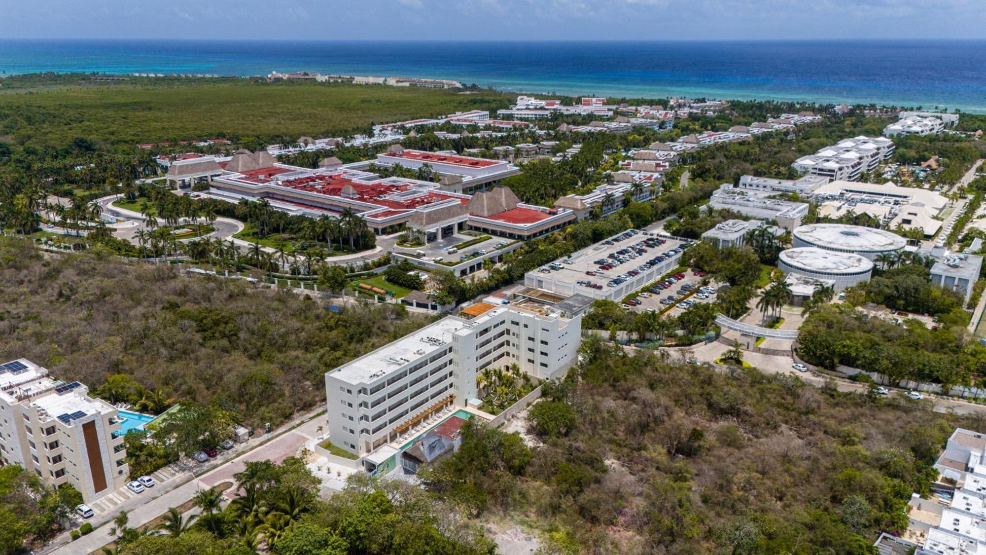 3 Bd With Balcony, Gym, Rooftop Pool, Hot Tub Holiday home *