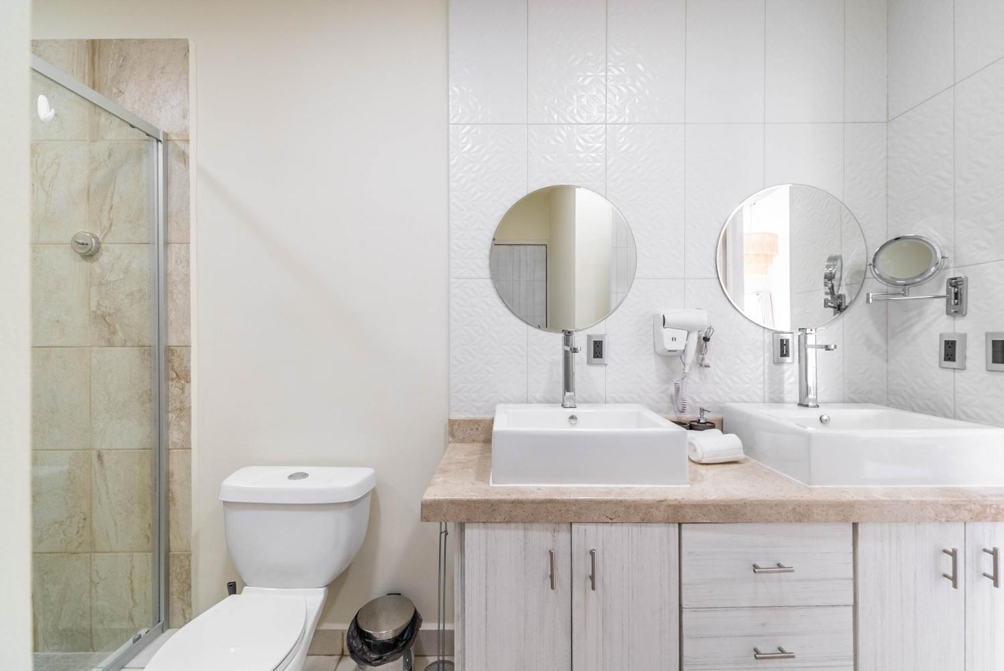3 Bd With Balcony, Gym, Rooftop Pool, Hot Tub *