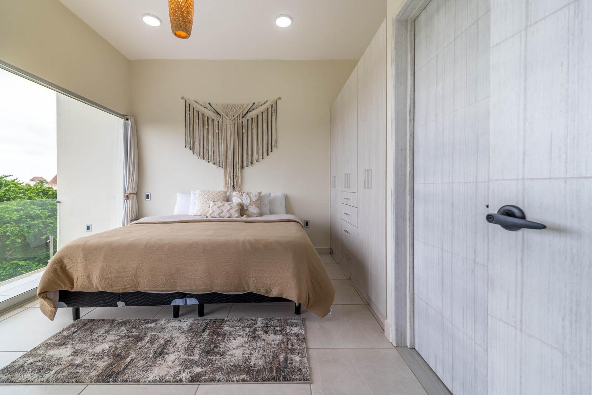 3 Bd With Balcony, Gym, Rooftop Pool, Hot Tub *