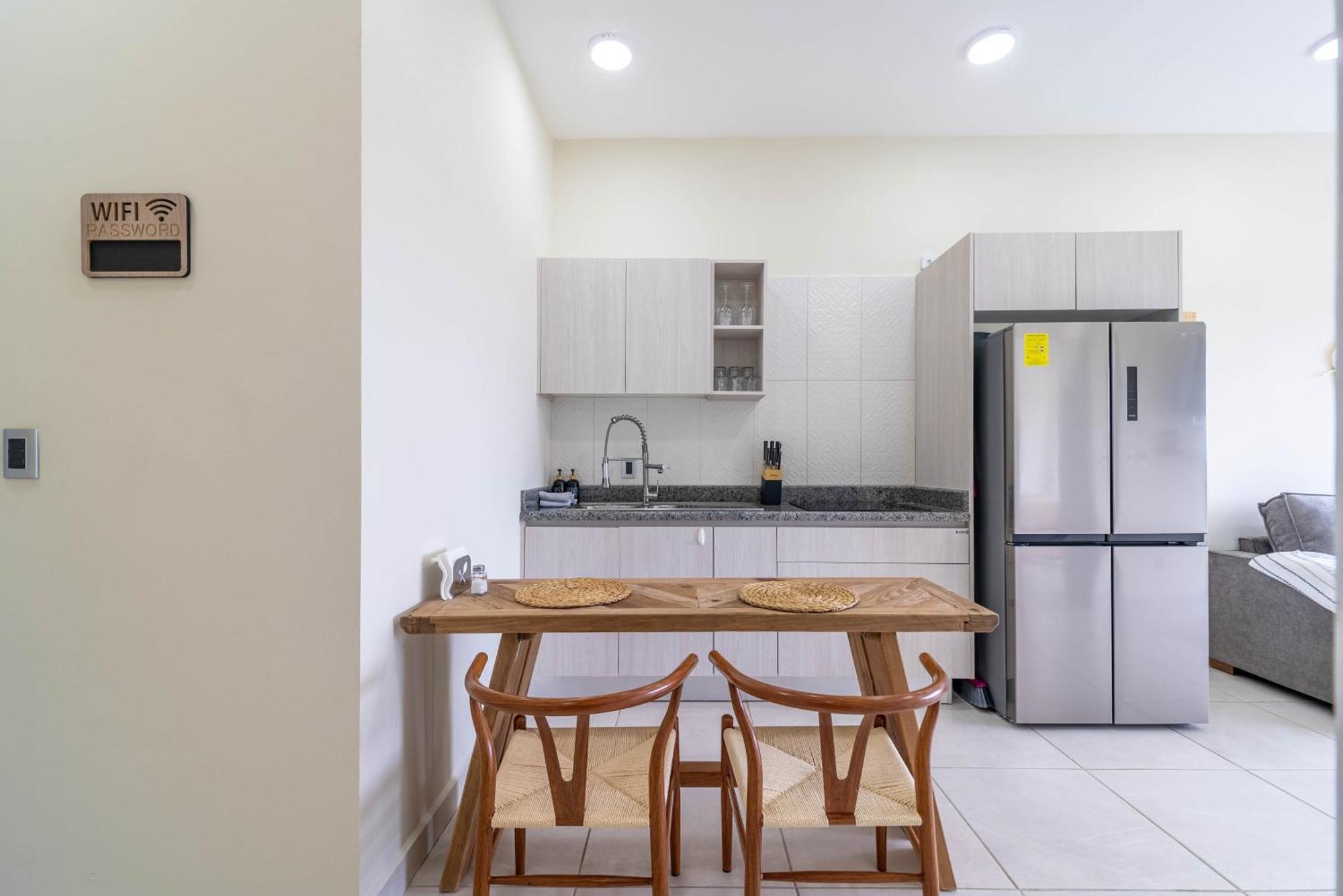 3 Bd With Balcony, Gym, Rooftop Pool, Hot Tub Holiday home Playa del Carmen