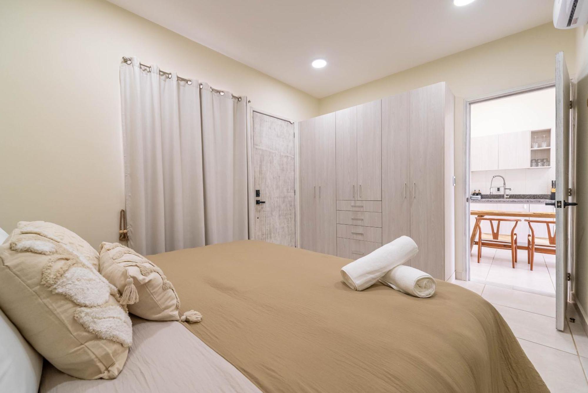 3 Bd With Balcony, Gym, Rooftop Pool, Hot Tub Holiday home Playa del Carmen
