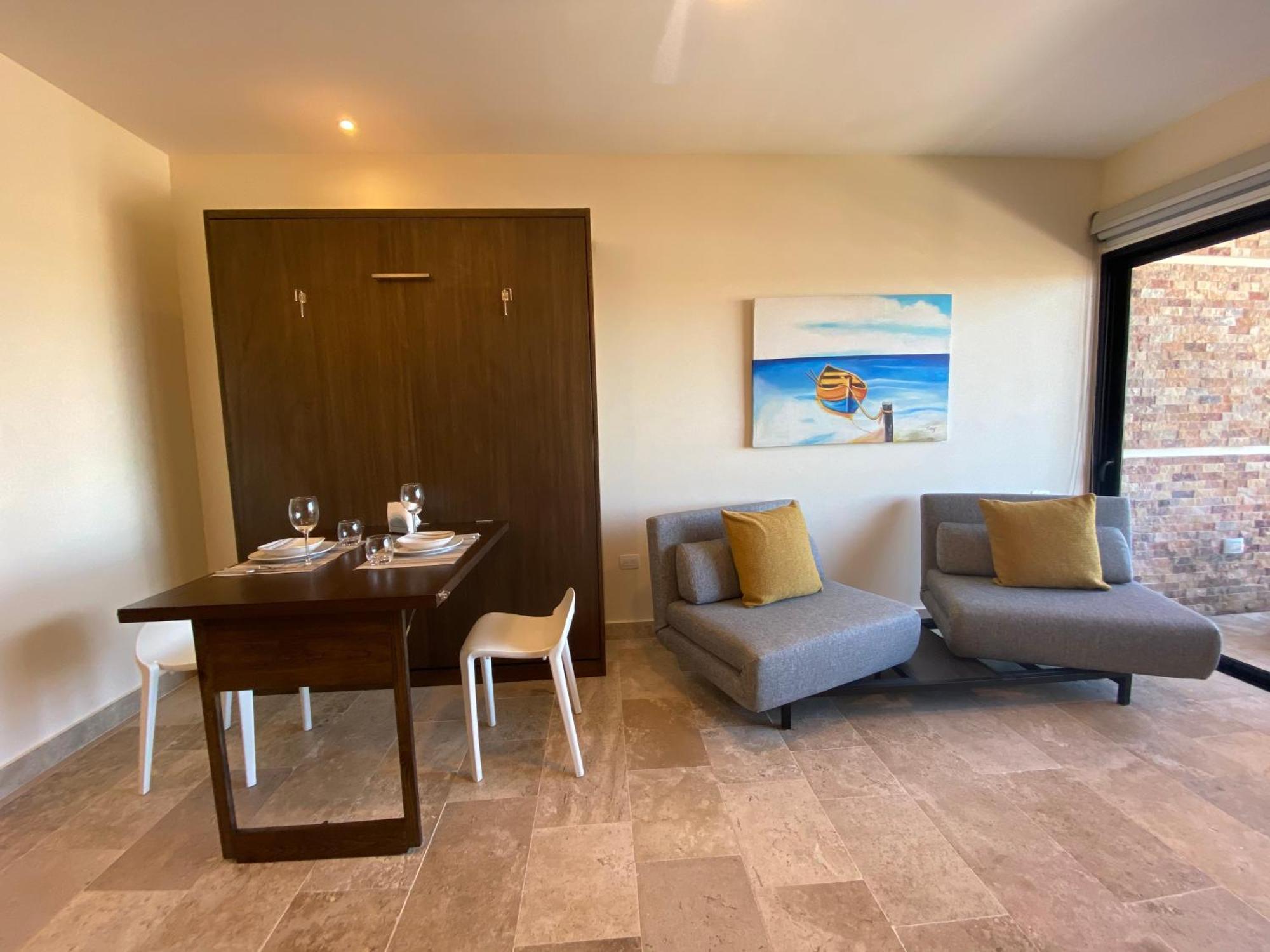 Large Studio, Large Rooftop Pool, Great Location!