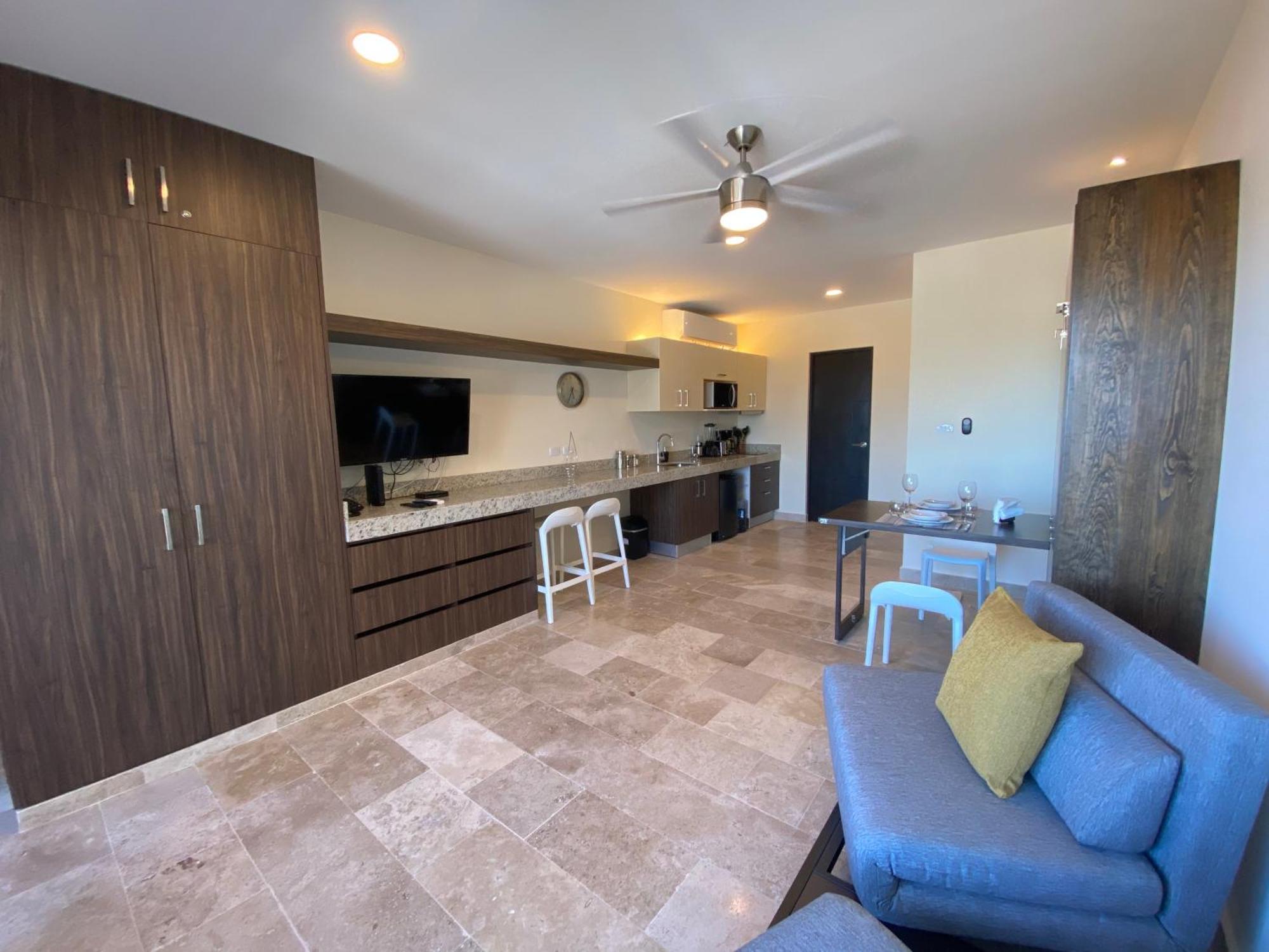 Apartamento Large Studio, Large Rooftop Pool, Great Location!