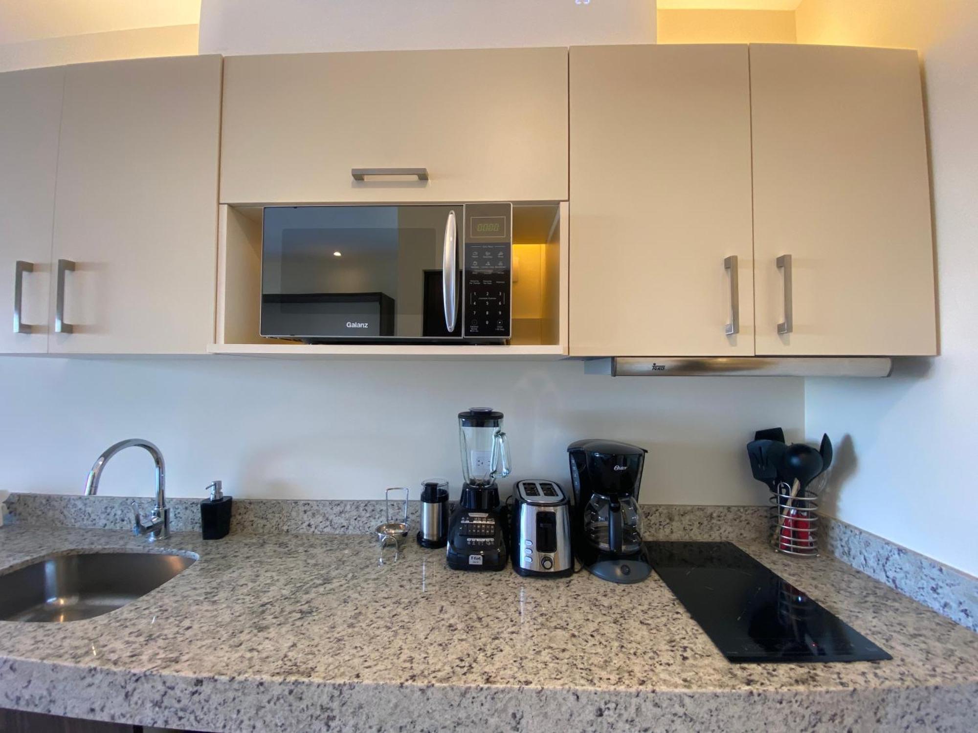 Apartamento Large Studio, Large Rooftop Pool, Great Location!