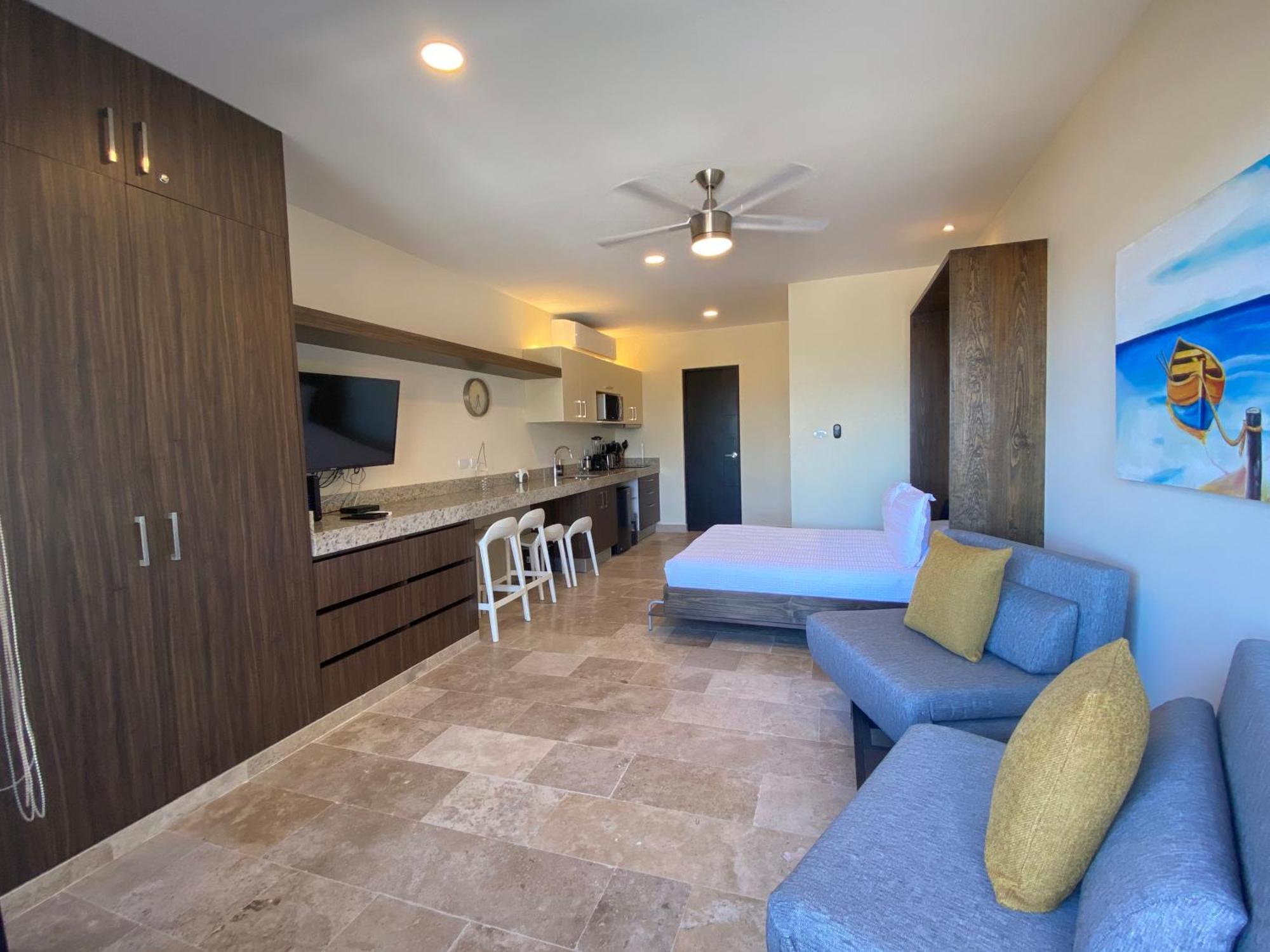 Large Studio, Large Rooftop Pool, Great Location! Playa del Carmen