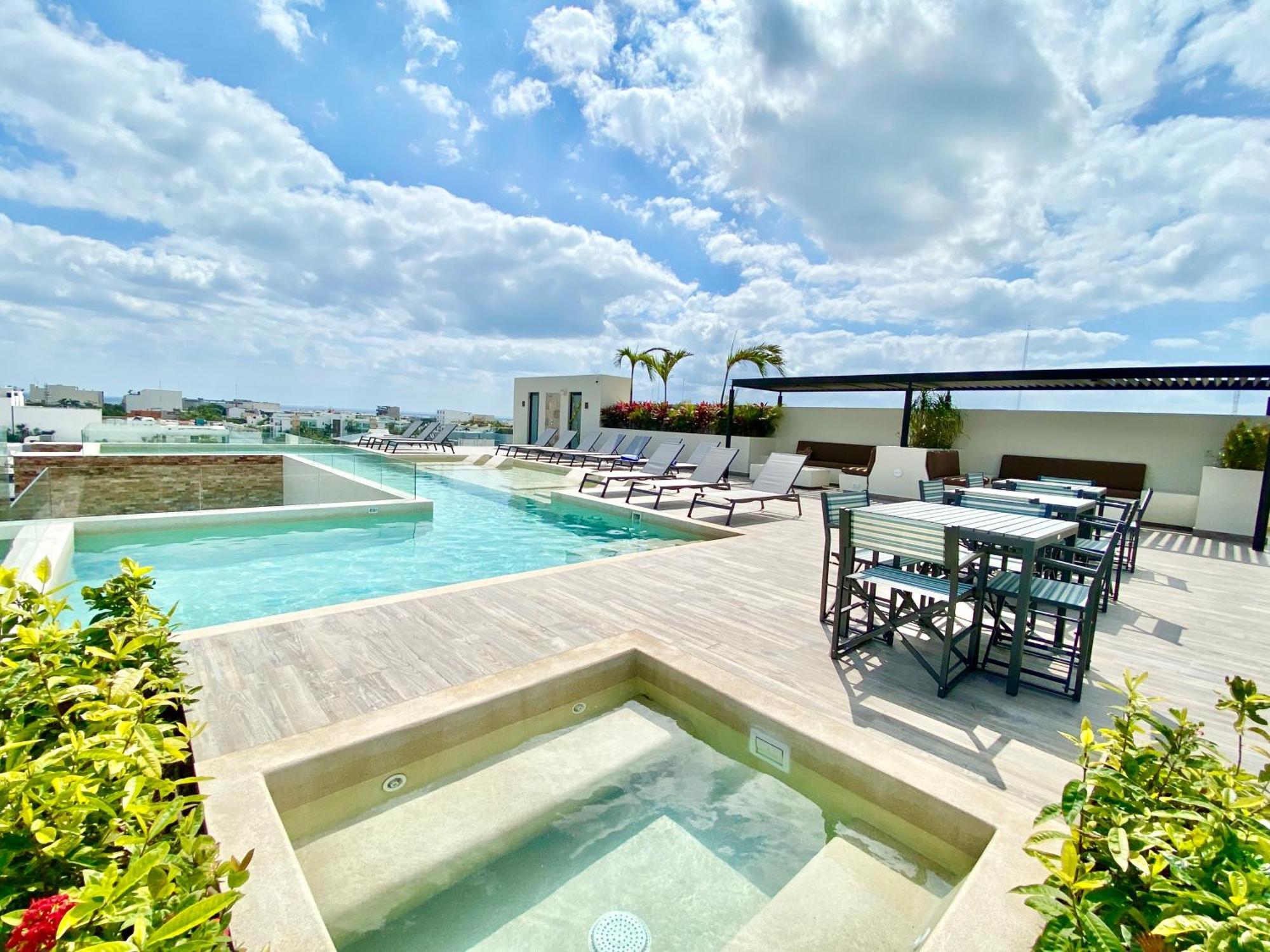 Large Studio, Large Rooftop Pool, Great Location! Playa del Carmen