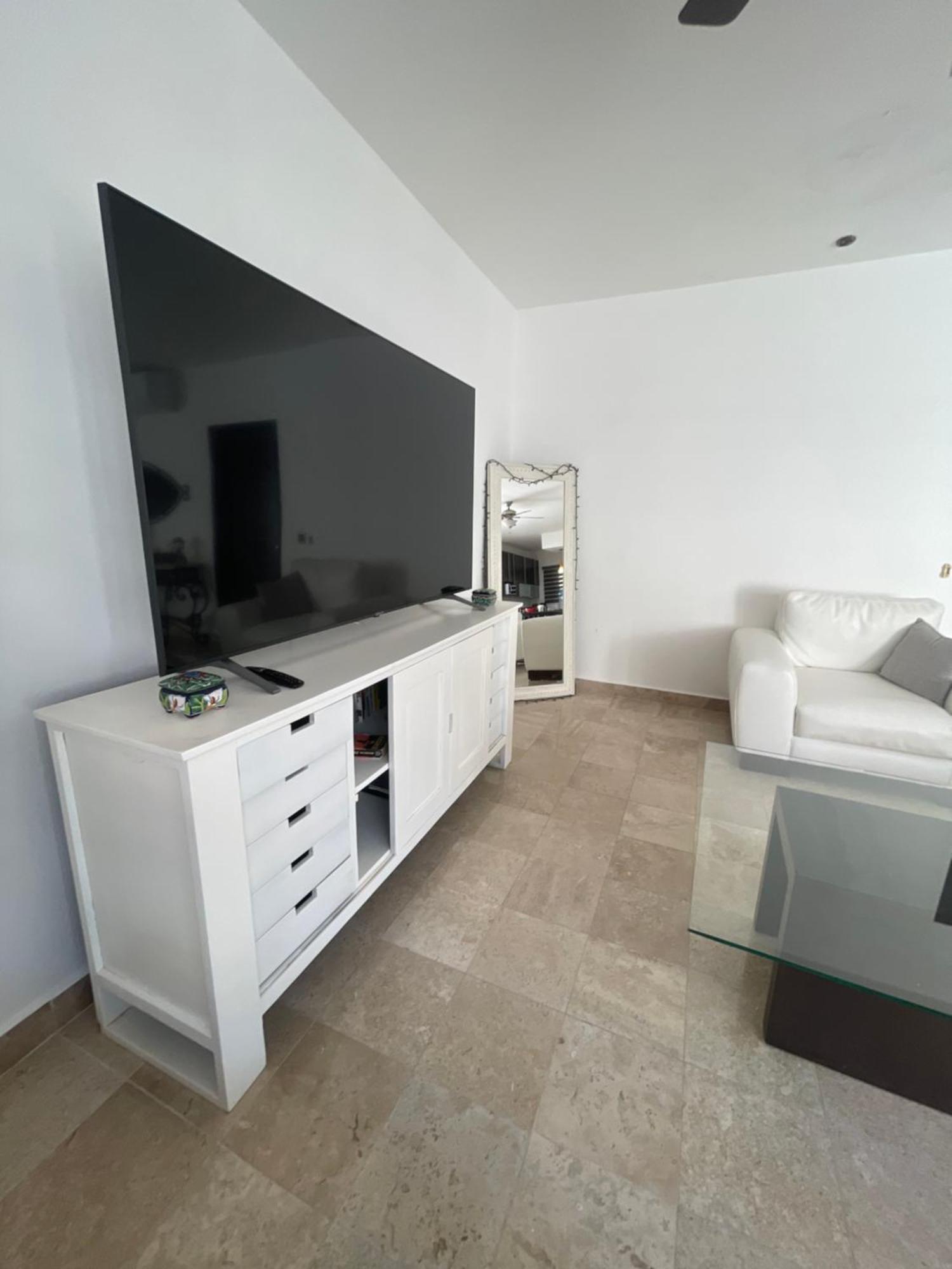Spacious 1 Block From The Apartment *
