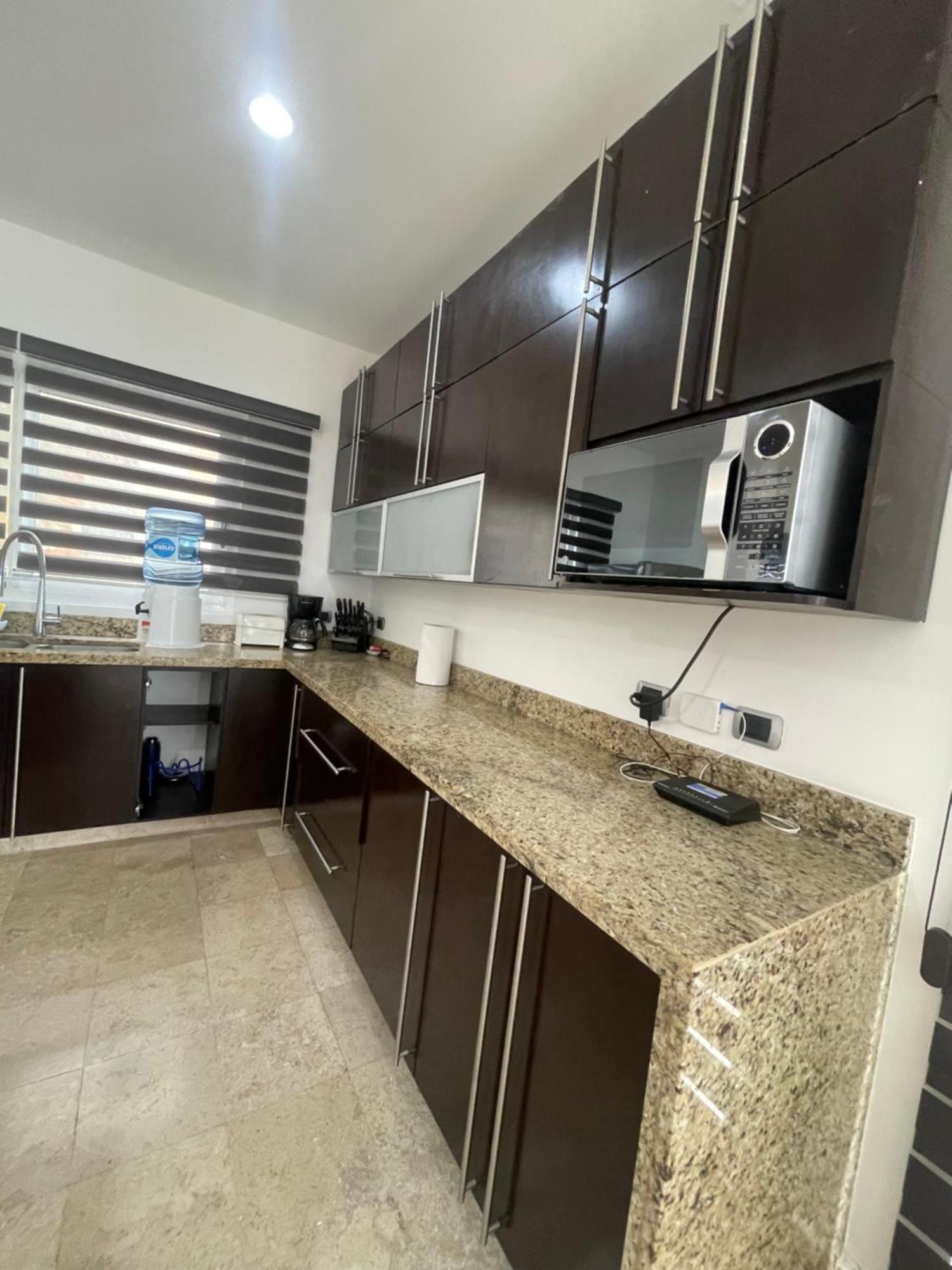 Apartment Spacious 1 Block From The *