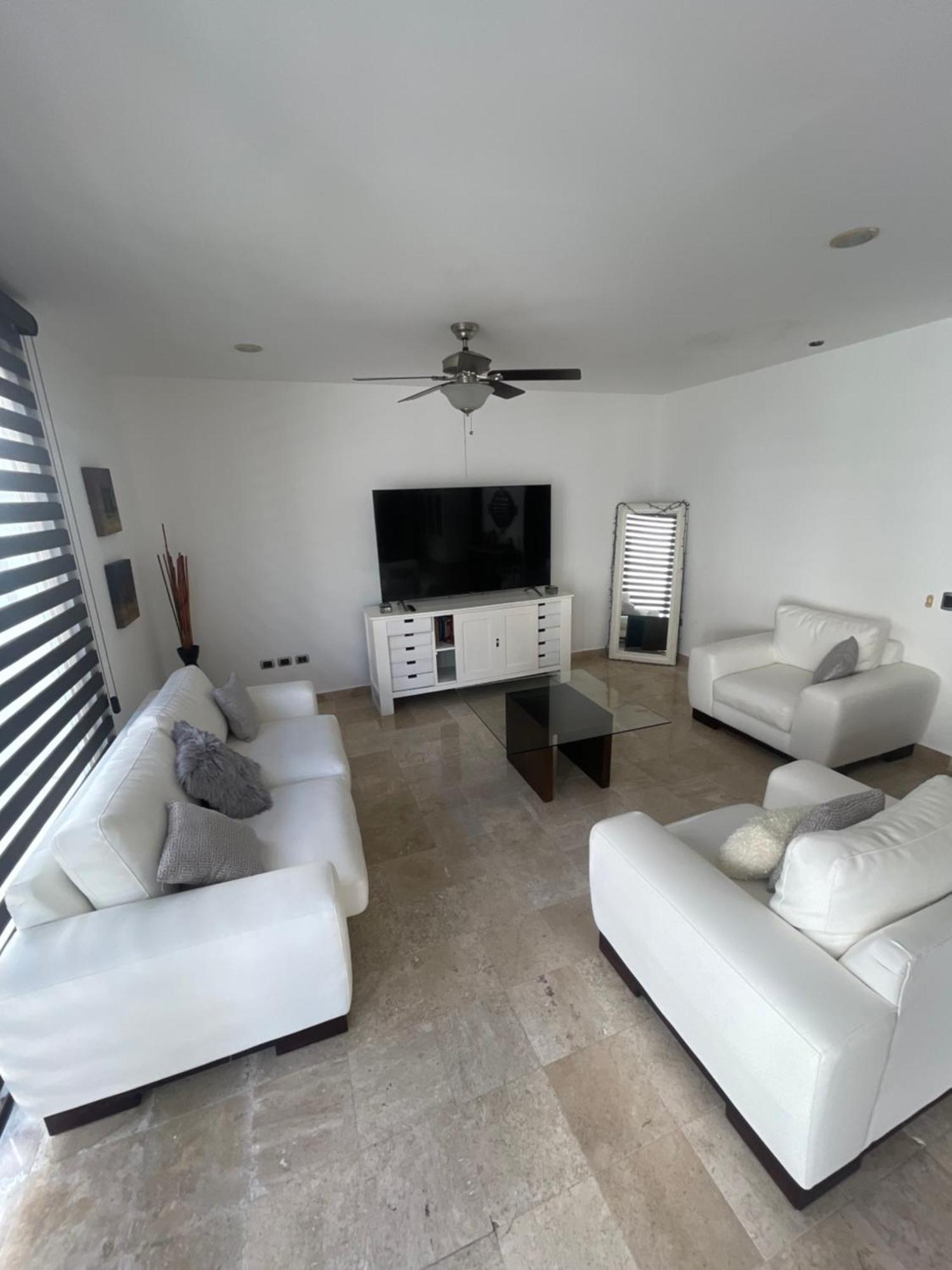 Spacious 1 Block From The Apartment