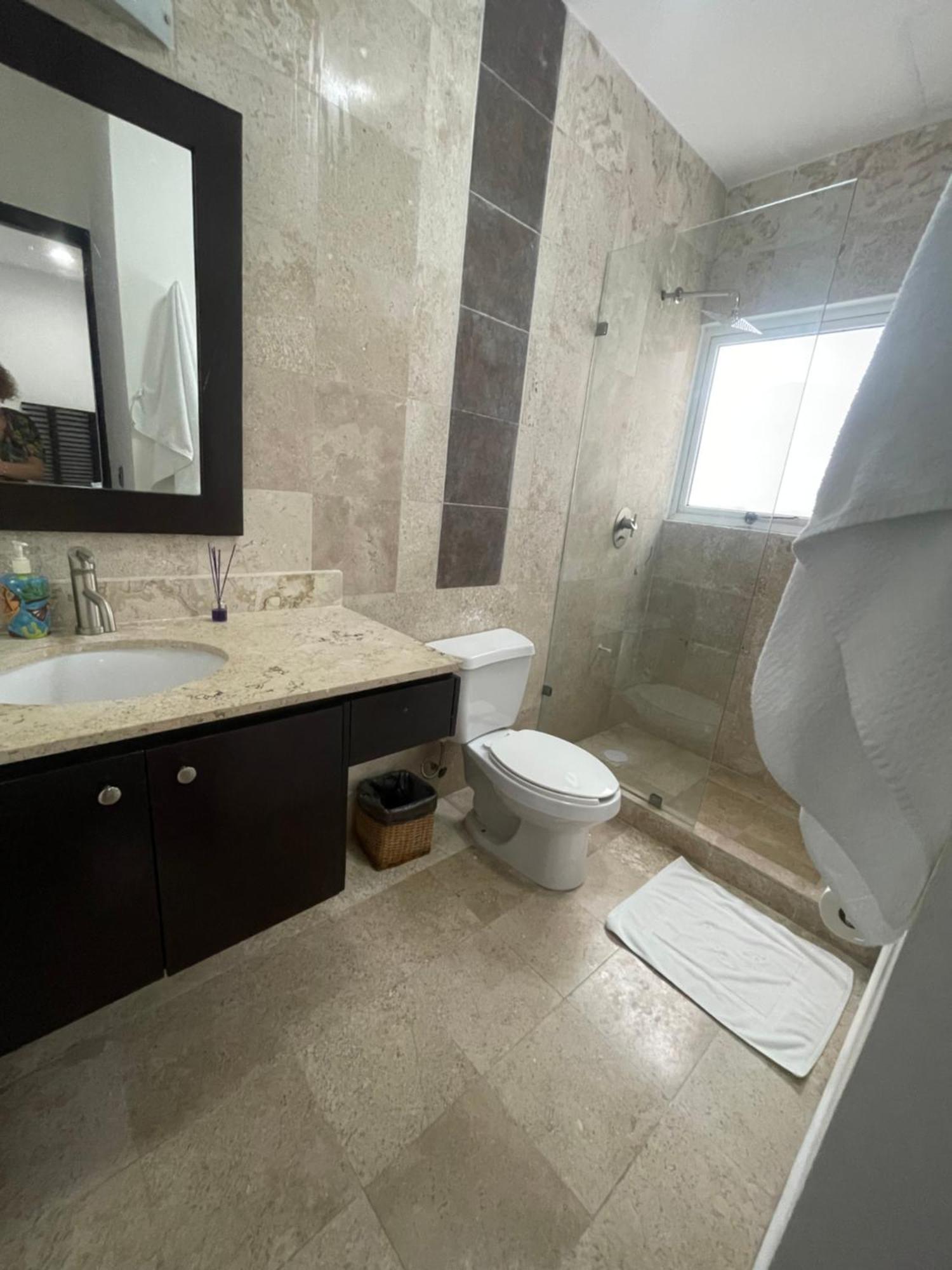 Apartment Spacious 1 Block From The