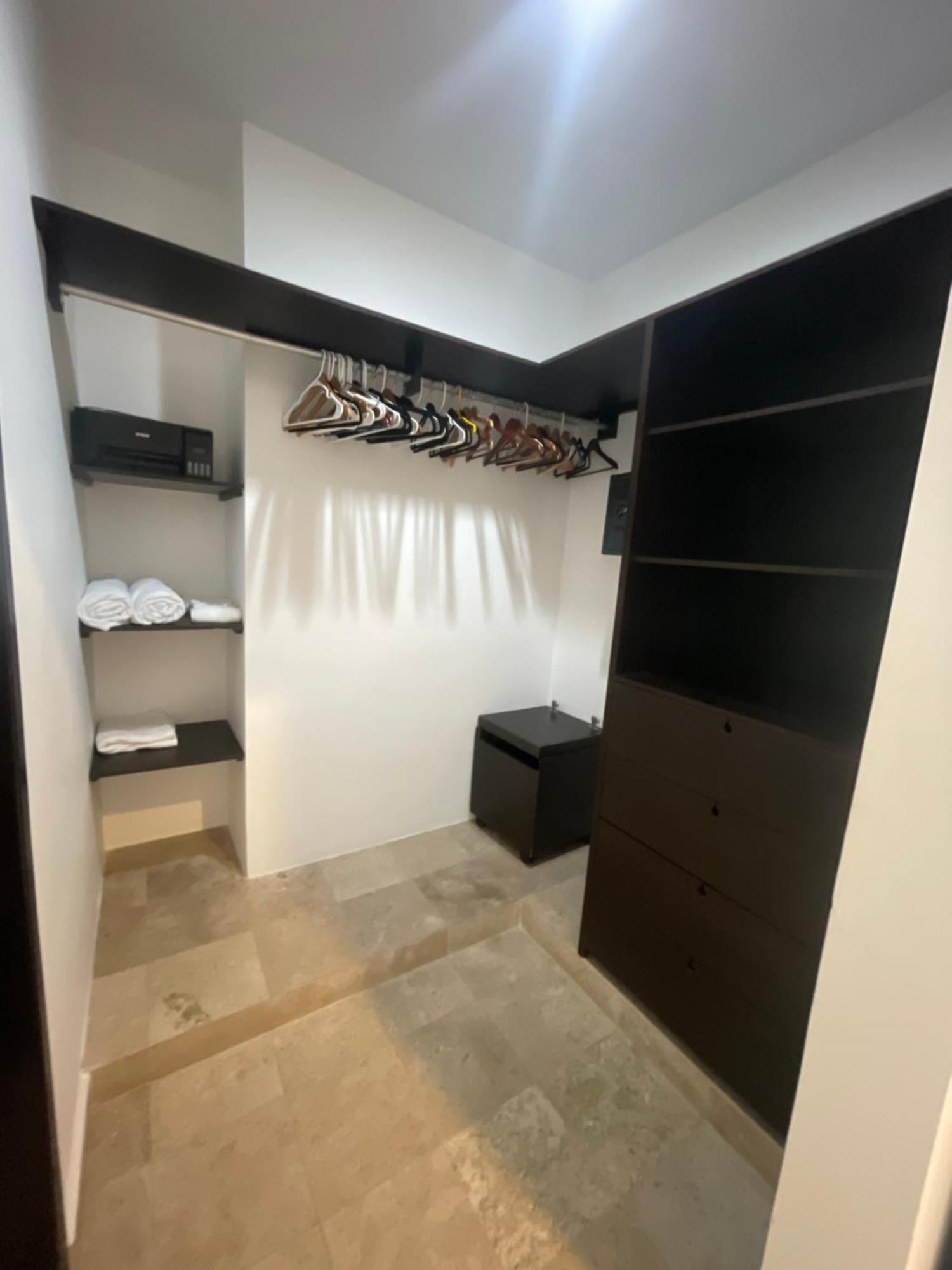 Spacious 1 Block From The Apartment