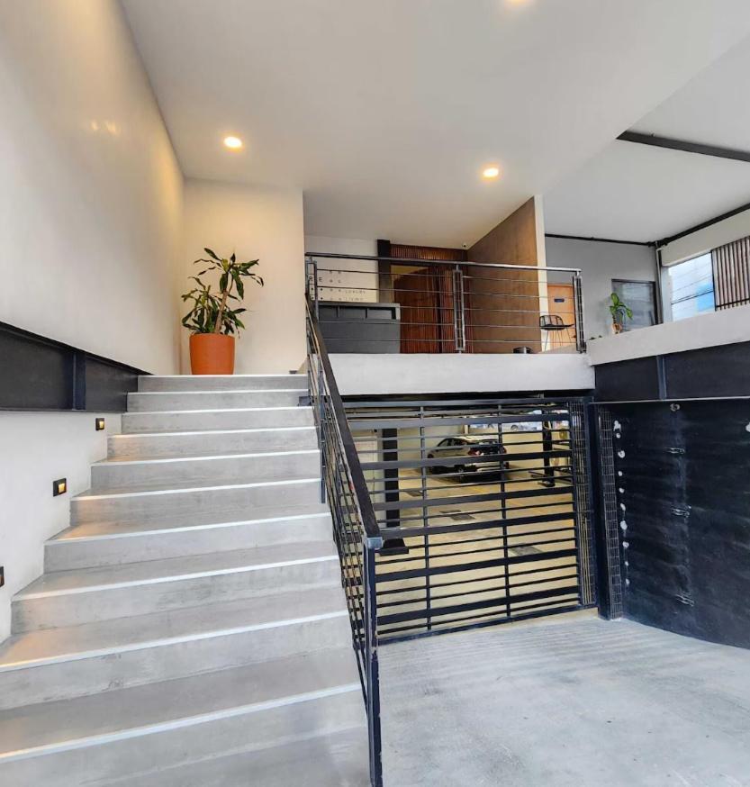 Stylish Condo, 2bdr, Steps To 5th Ave, Close To Beach!