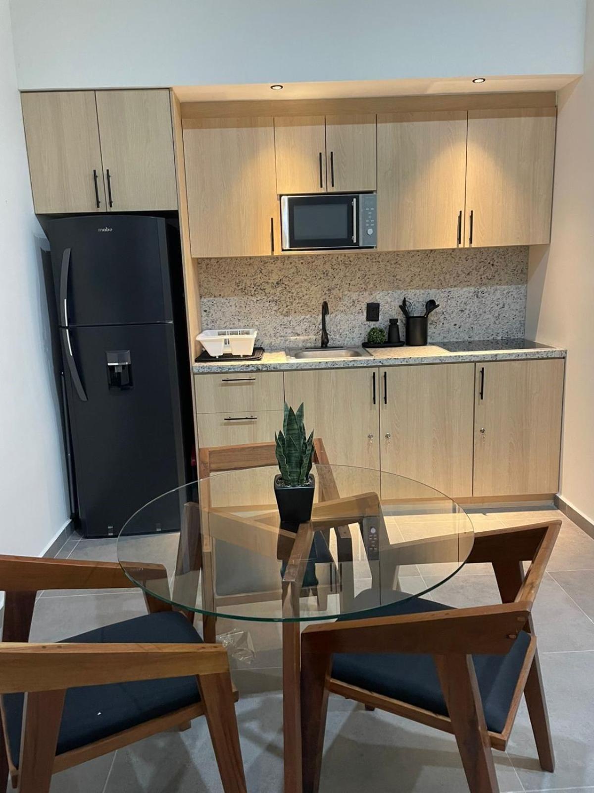 Apartment Stylish Condo, 2bdr, Steps To 5th Ave, Close To Beach!