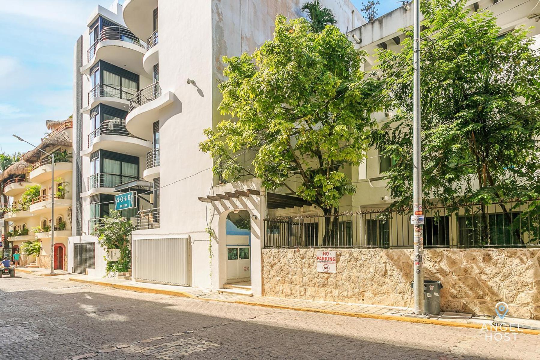 Amazing Location Steps To & Nightlife Apartment