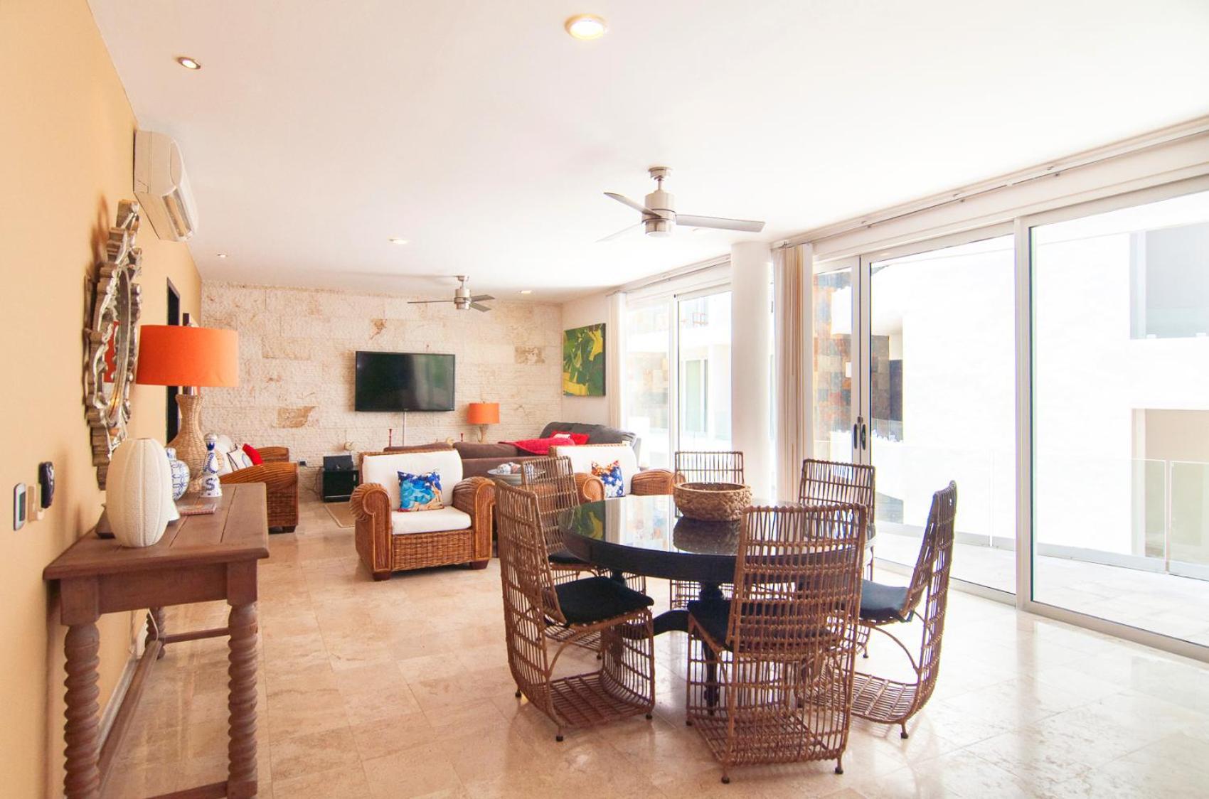 Exceptional Location Near Beach, Pool-view Balcony Holiday home *