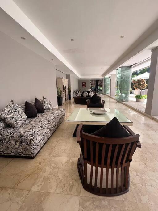 Apartment Beachfront Bliss: 2br/2ba Seaside Living *