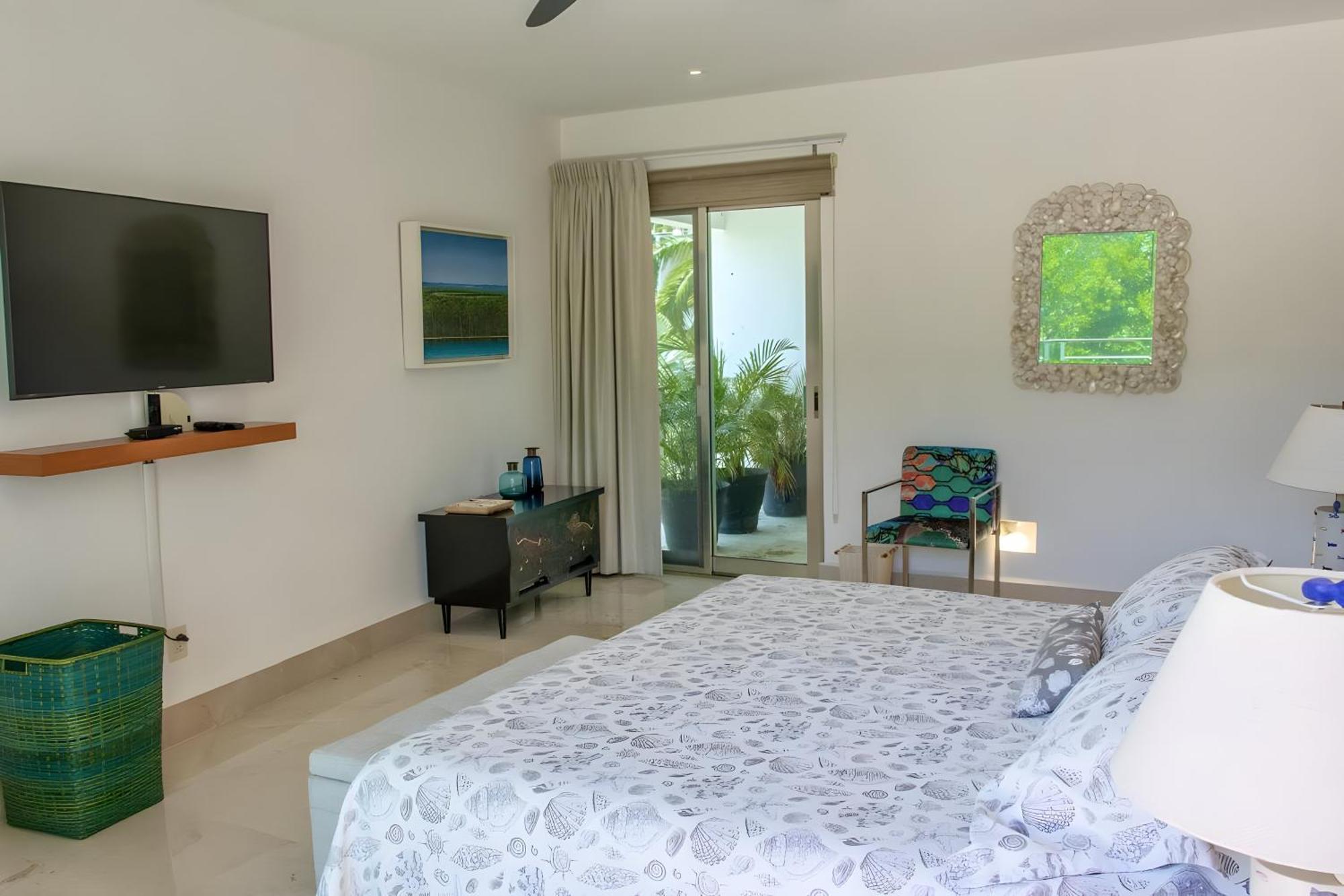 Exclusive Via Steps From 5th Avenue & Beaches