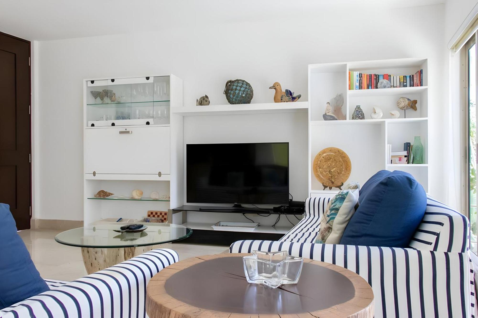 Exclusive Via Steps From 5th Avenue & Beaches Apartment