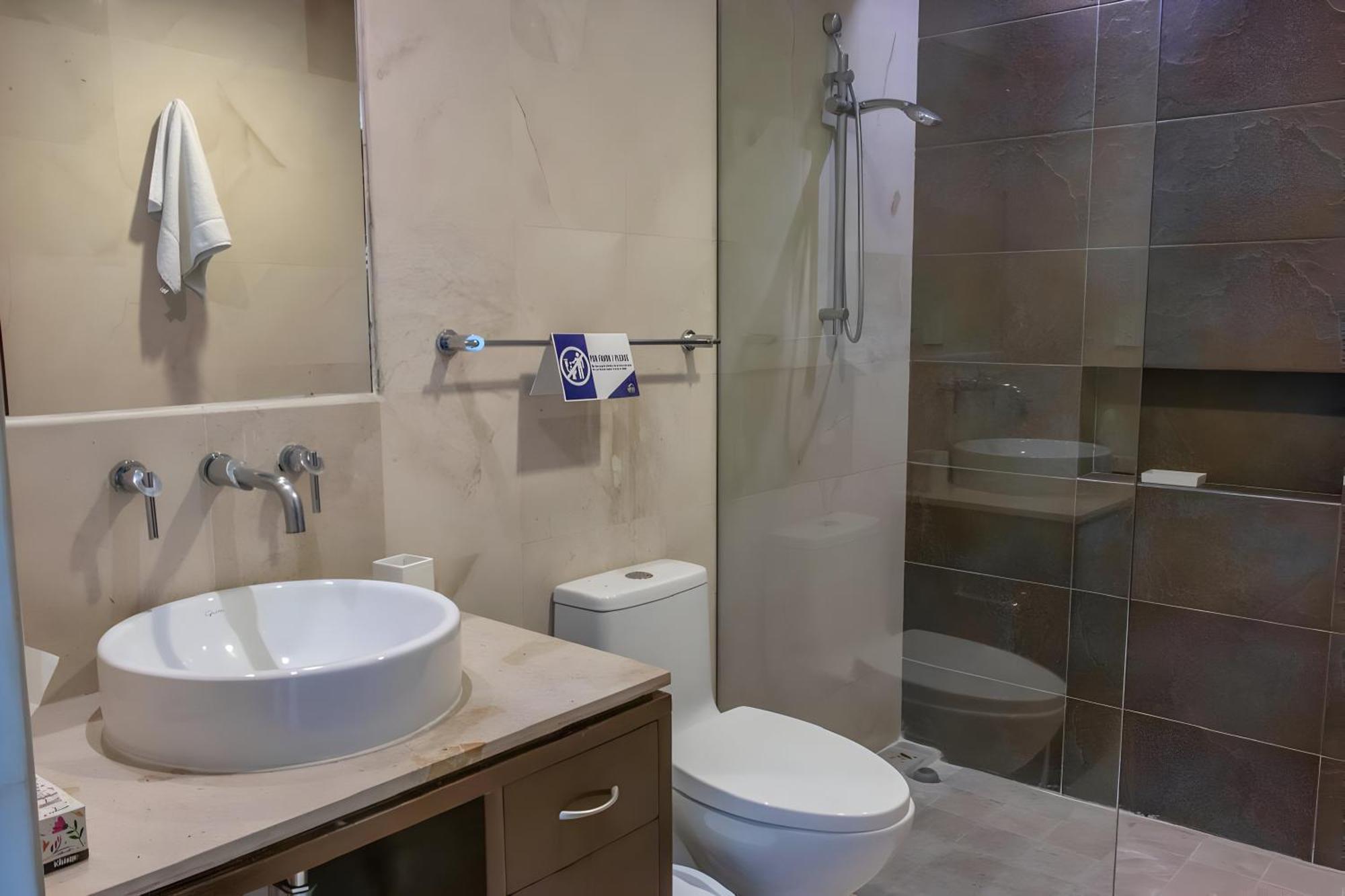 Apartment Exclusive Via Steps From 5th Avenue & Beaches *