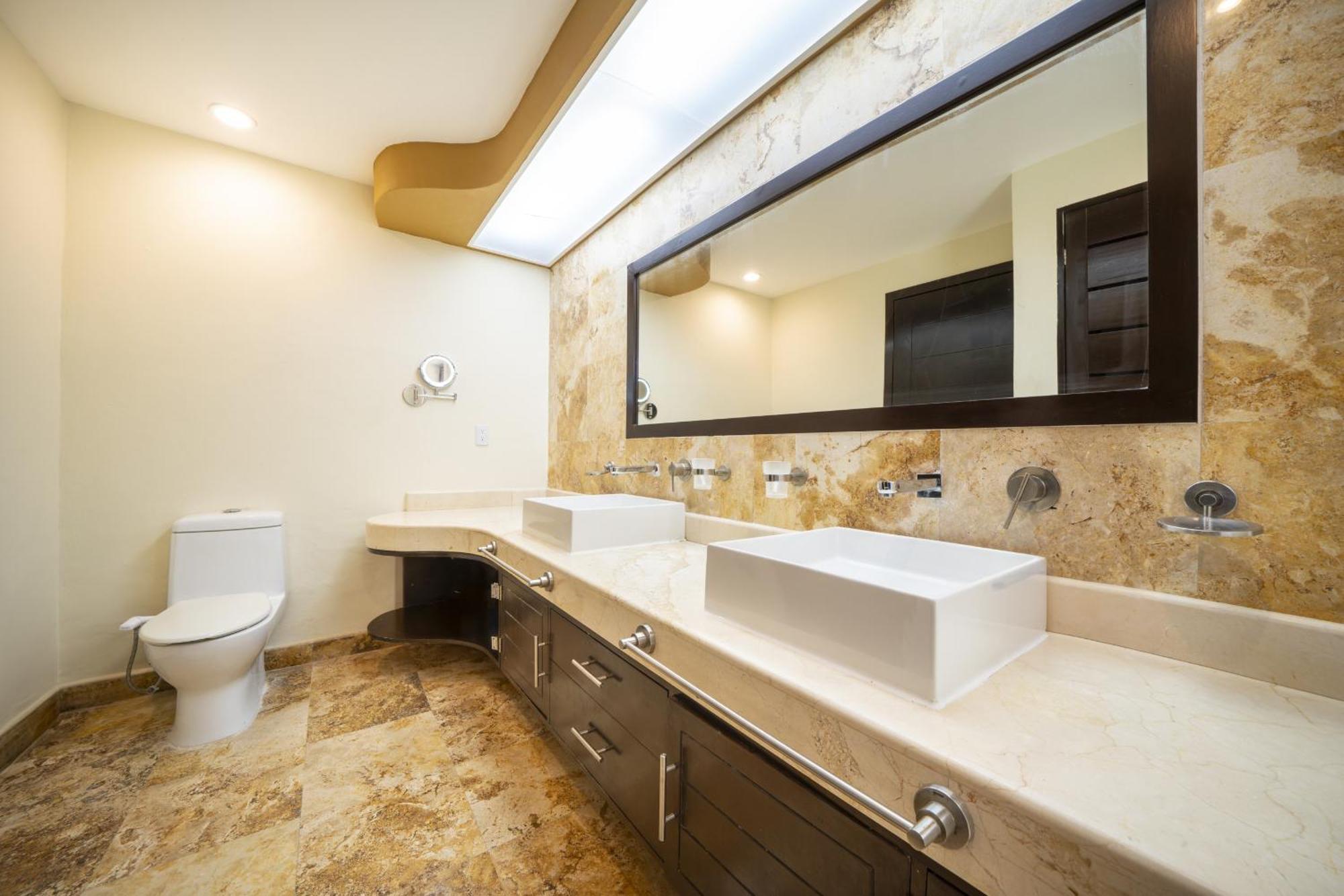 Luxury Beachfront With 3 Bedrooms & Ocean View - El Faro Residences Apartment *