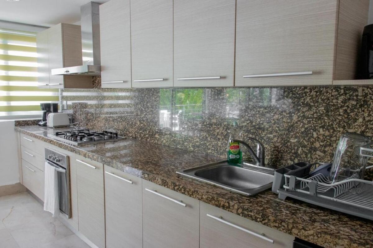 Apartment Exclusive Via Steps From 5th Avenue & Beaches *