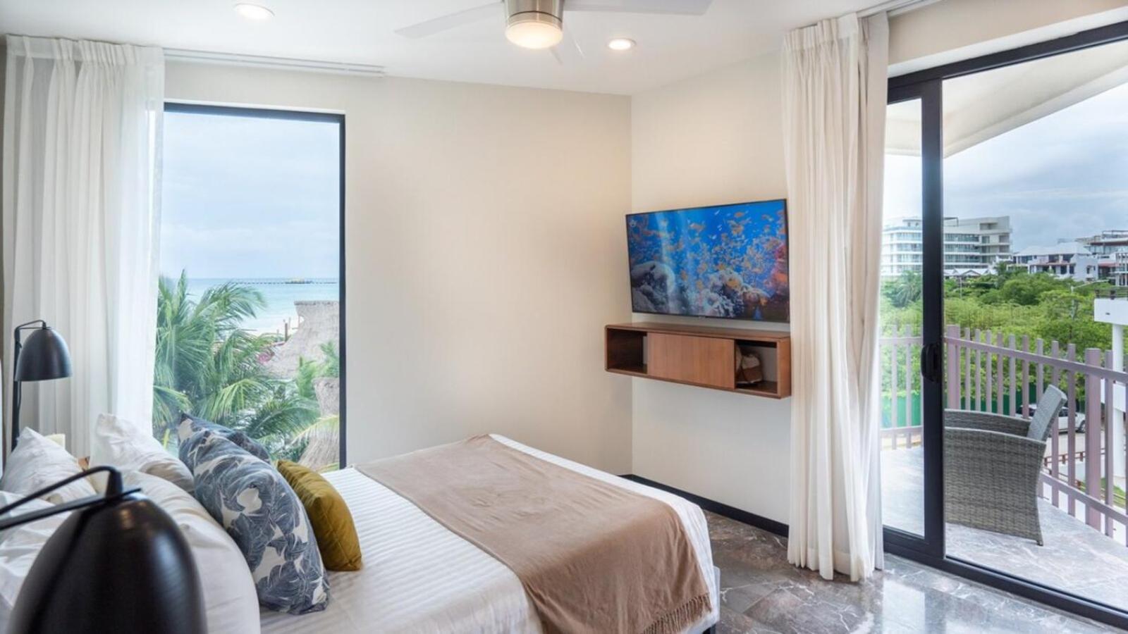 Beachfront Roof Pool 5th Ave 2 Blocks Gym *