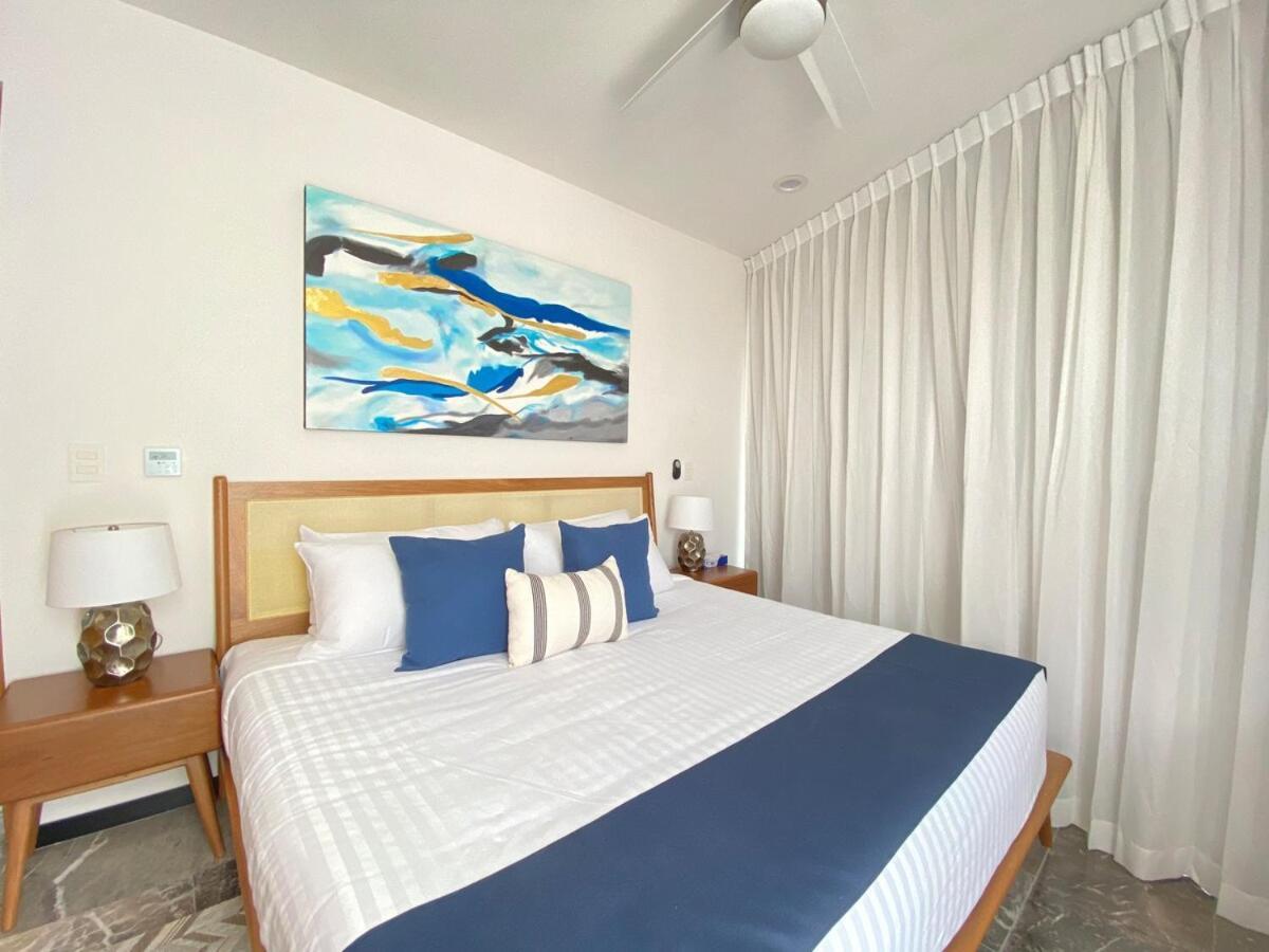 Ocean Front! Amazing Rooftop Pool, Walk To Fifth! Playa del Carmen