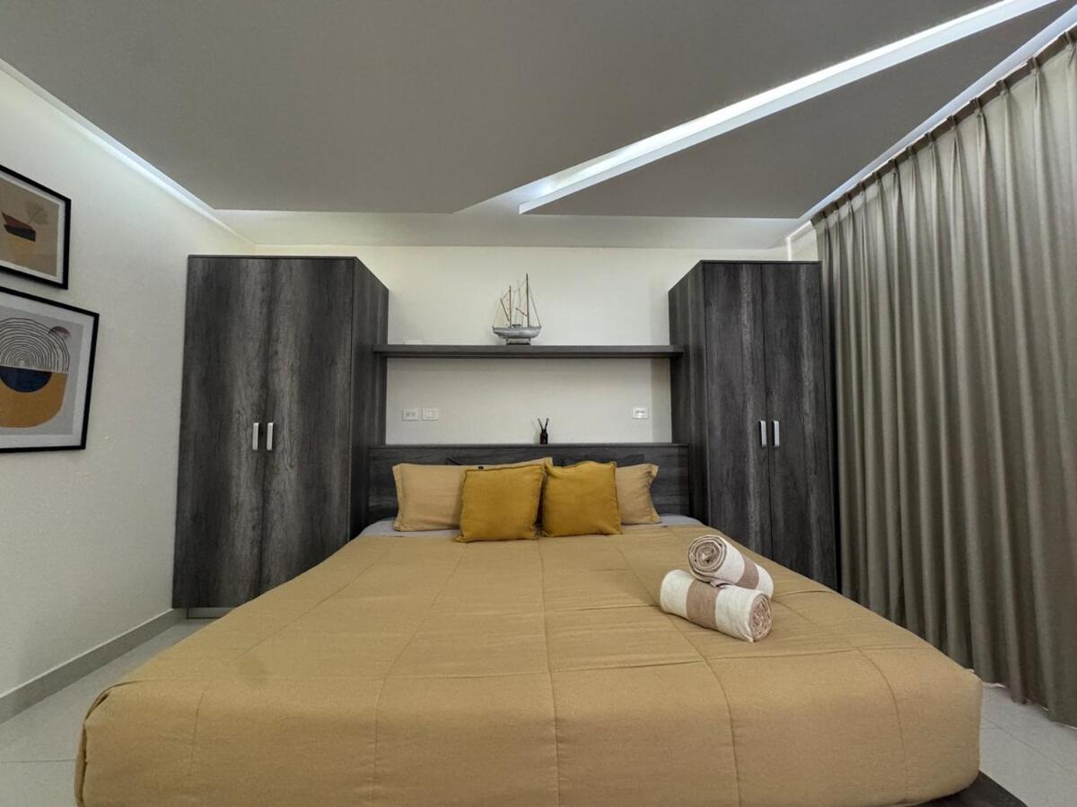 Comfy One Bedroom Near The And 5th Ave *