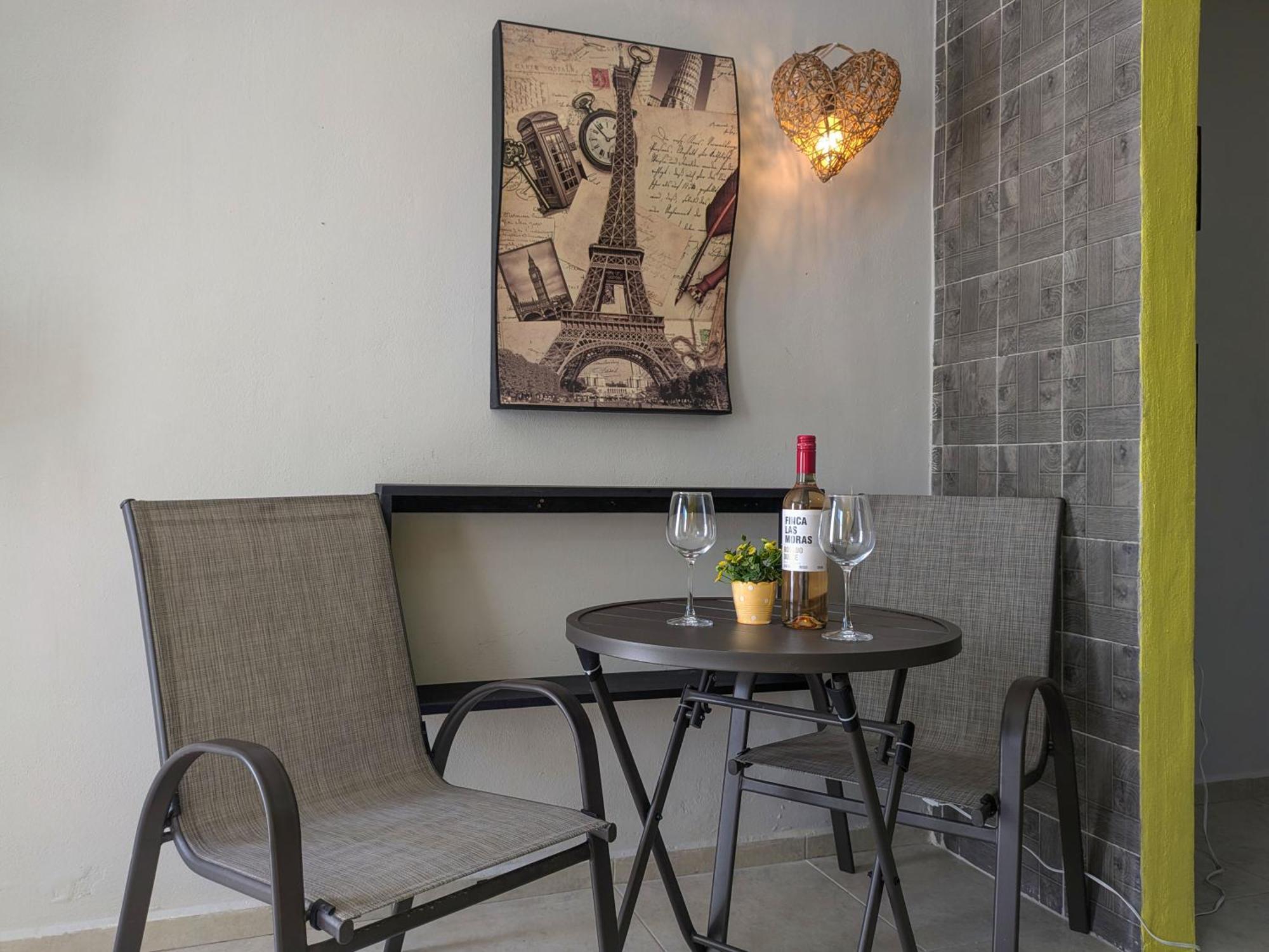 Apartment B3 Romantic Beachside Escape Paris Theme Memory Foam King Bed Kitchen Ac Playa del Carmen