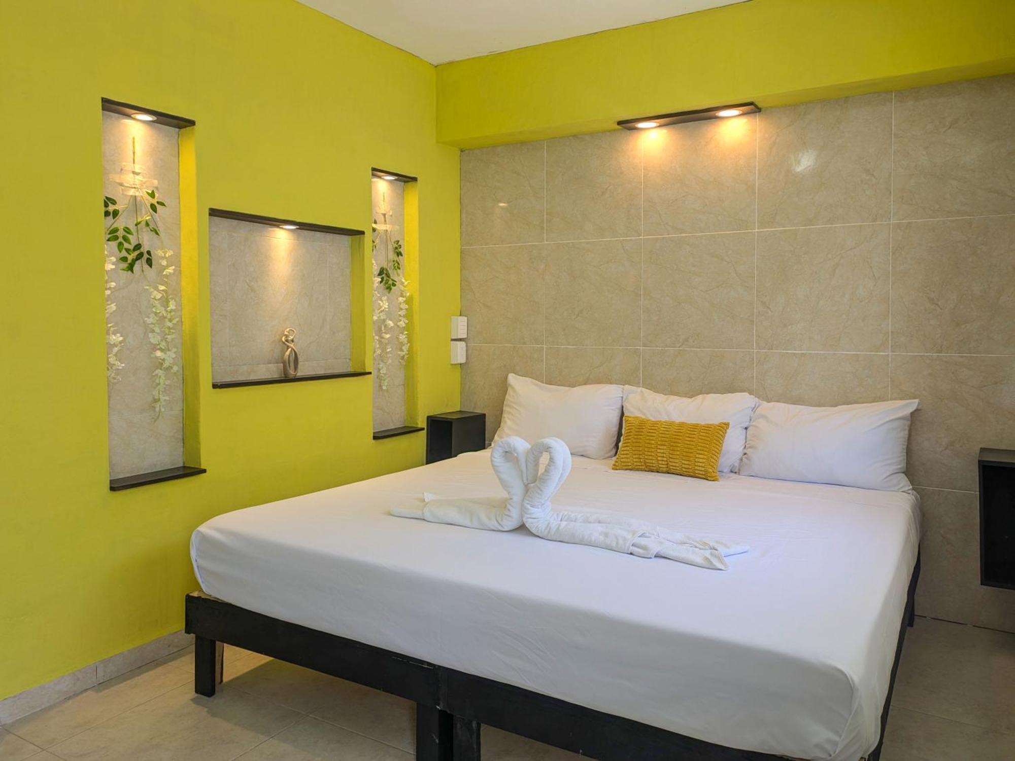 Apartment B3 Romantic Beachside Escape Paris Theme Memory Foam King Bed Kitchen Ac Playa del Carmen