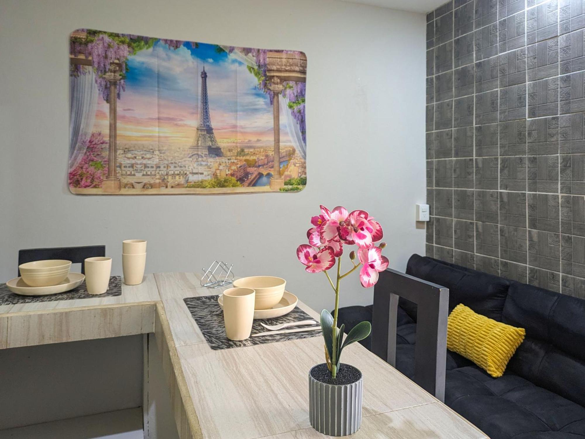 B3 Romantic Beachside Escape Paris Theme Memory Foam King Bed Kitchen Ac Apartment Playa del Carmen